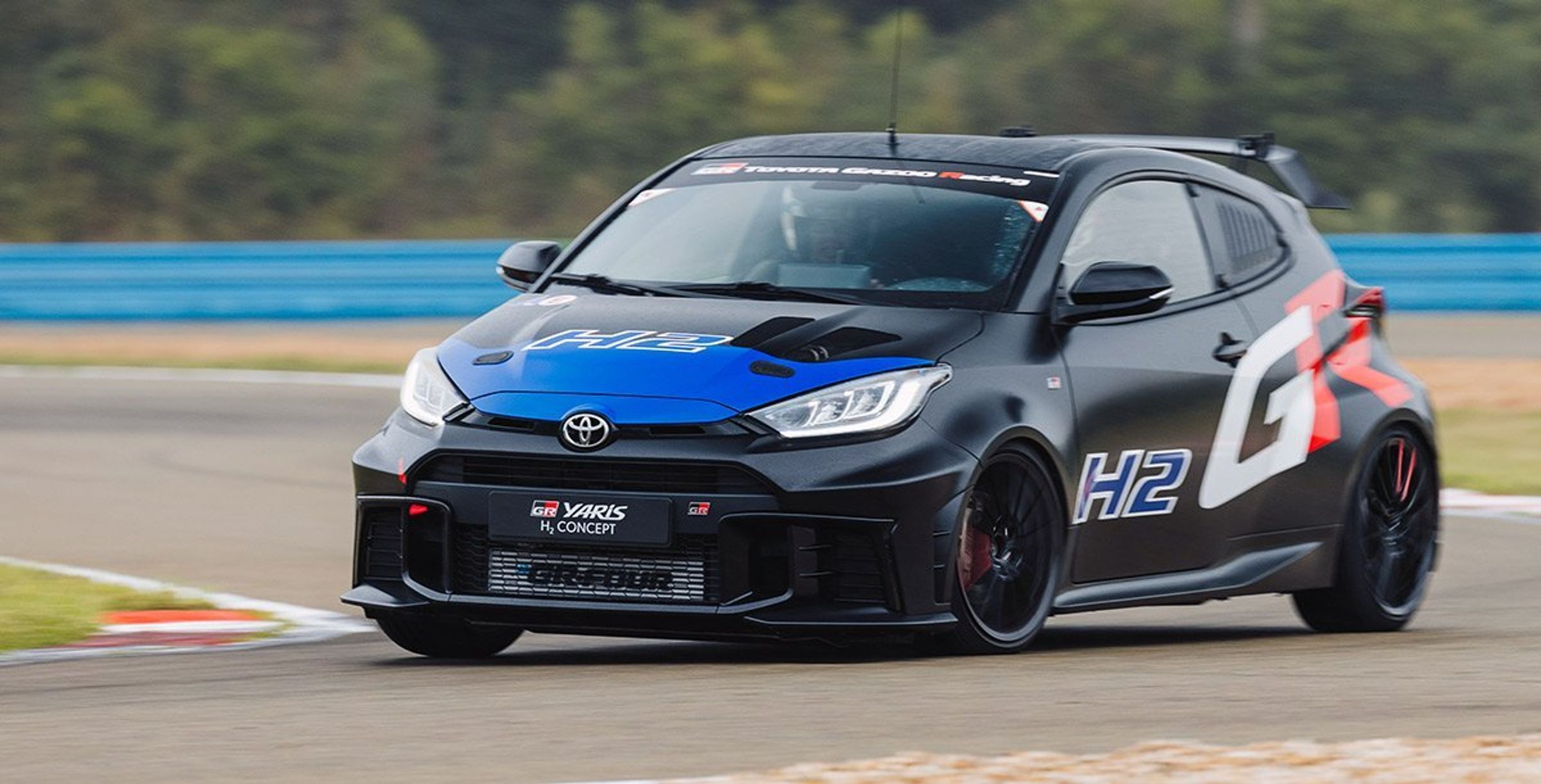 Sort racerbil på bane.