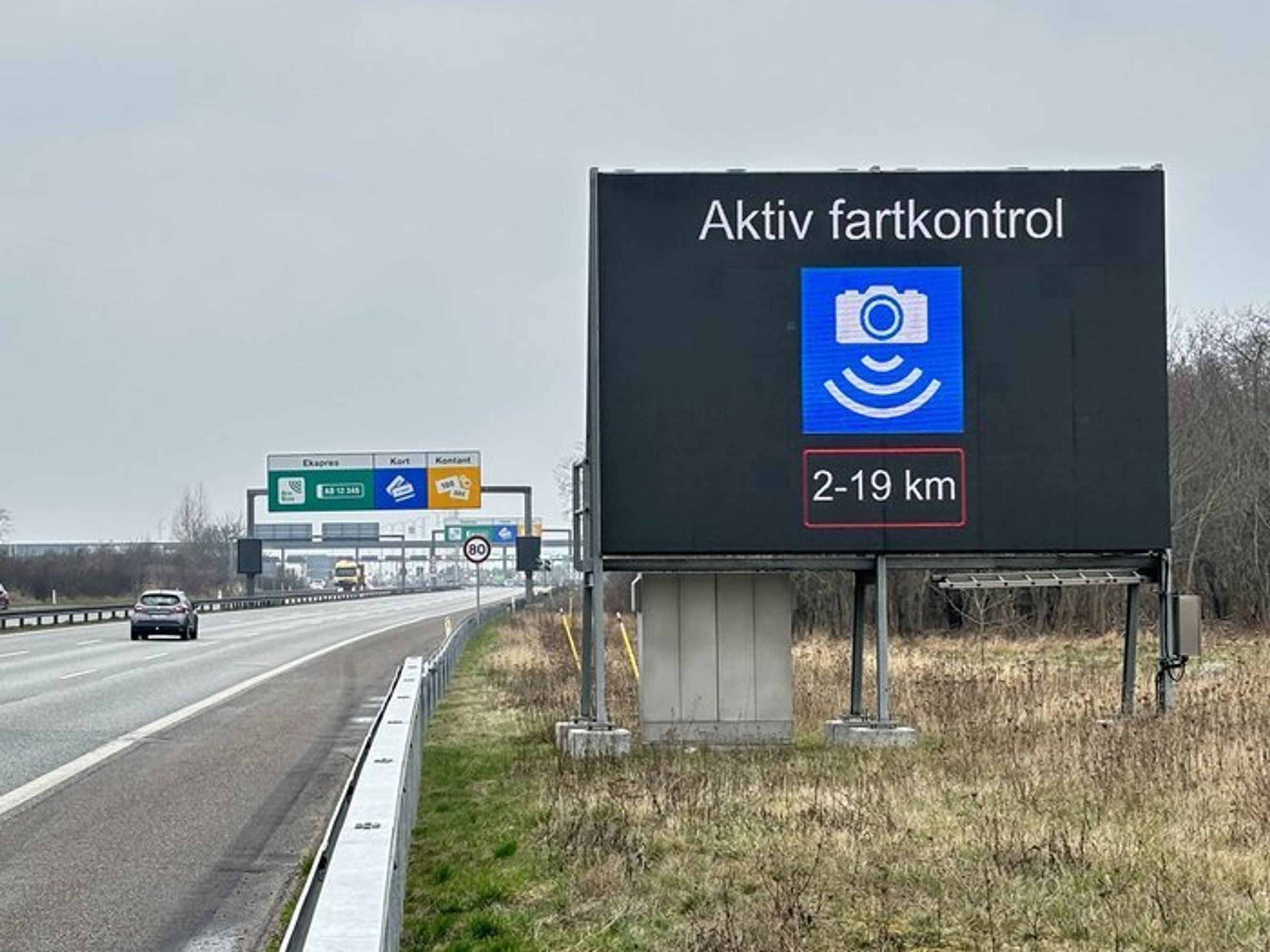 Storebæltsbroen med et skilt, der viser aktiv fartkontrol.