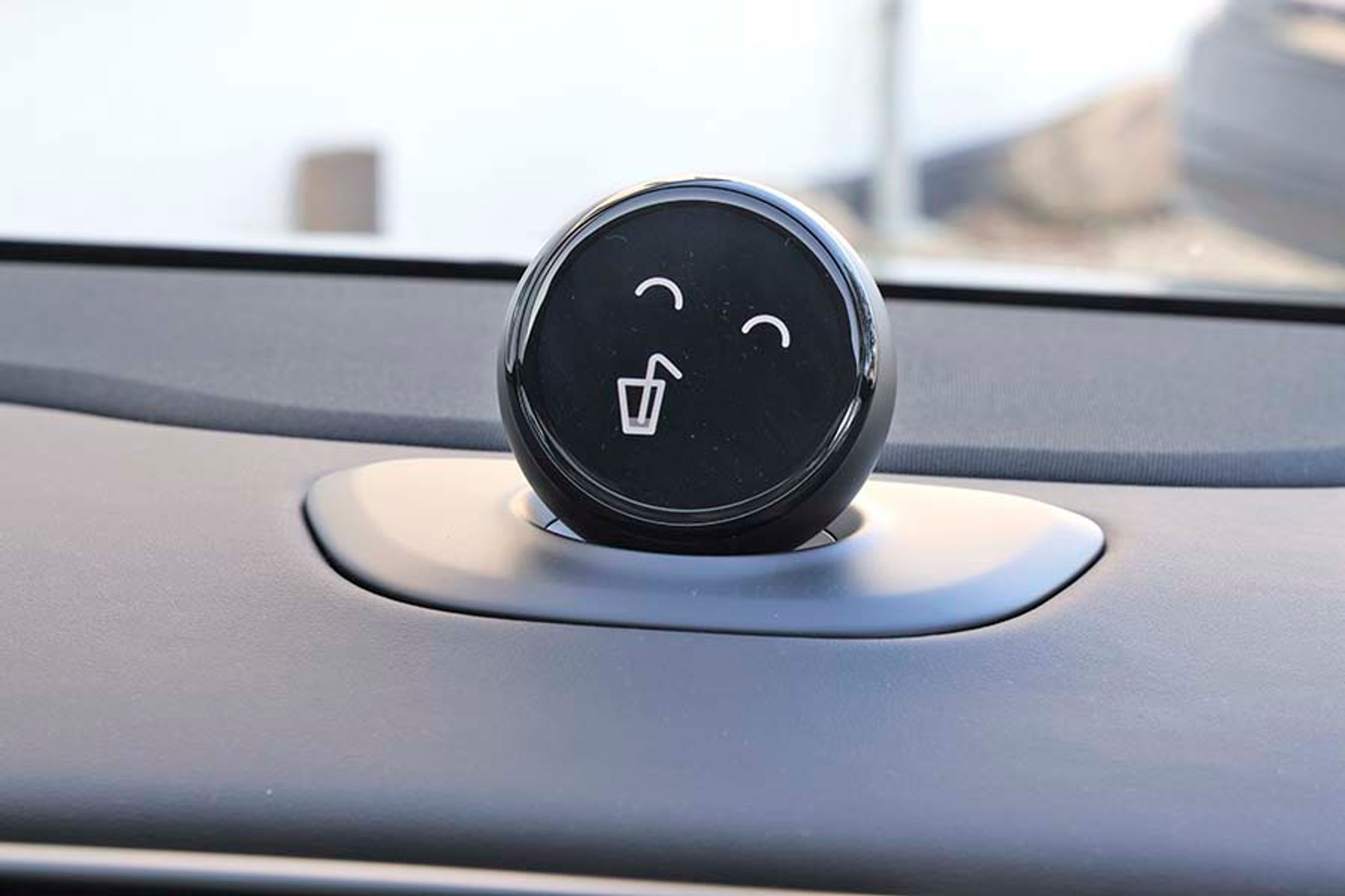 Den digitale assistent, Nomi, er ekstraudstyr til 7.400 kr., men den bidrager til mere distraktion under kørslen og kan ikke anbefales. Du mister ikke funktioner, men får blot en mere metallisk stemme at tale med.