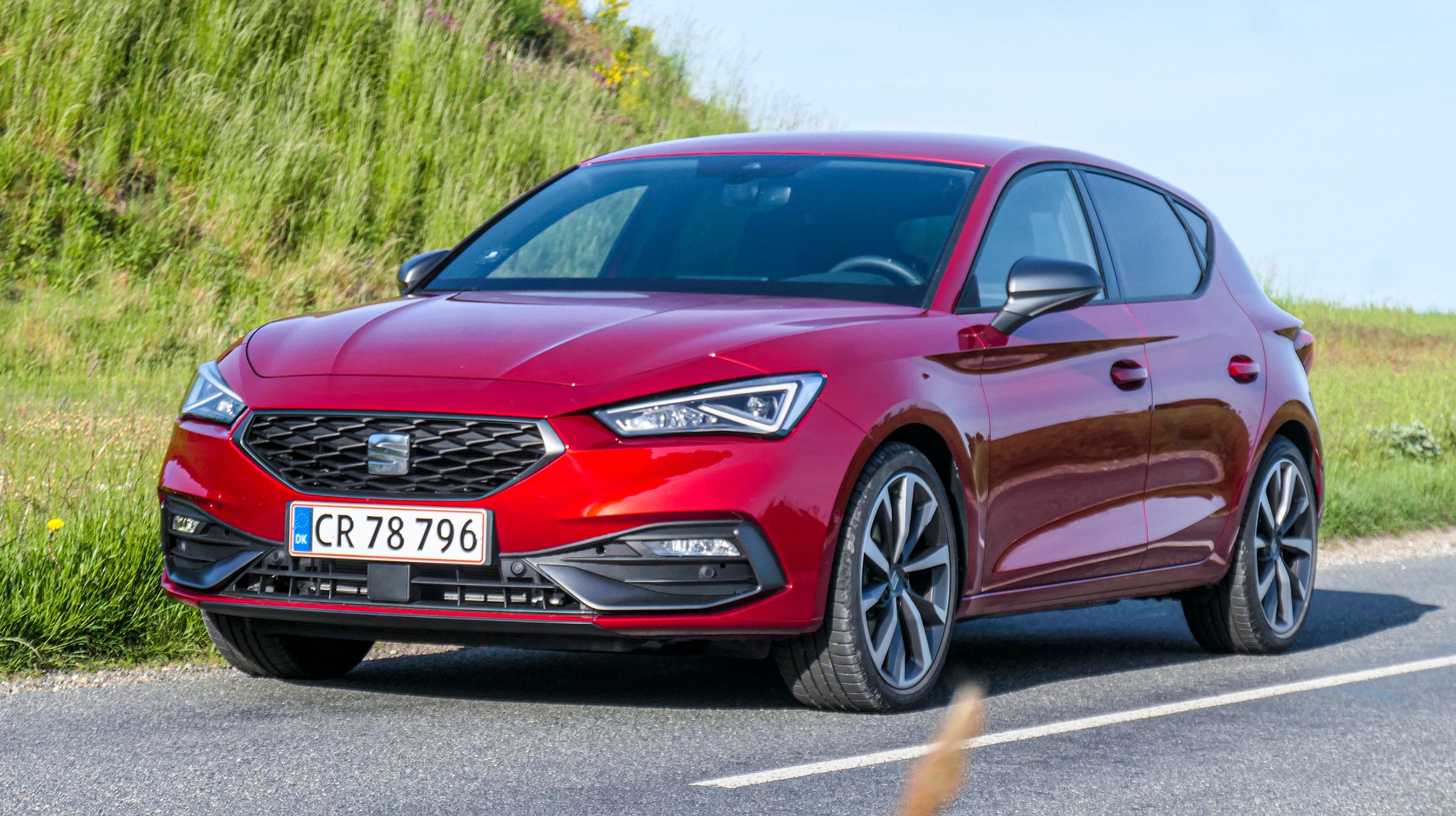 Seat Leon har spændstigt og skarpt design – familiens frække fætter. Modellen her har 18 tommer fælge som ekstraudstyr. Også fuld LED-forlygter er ekstraudstyr.