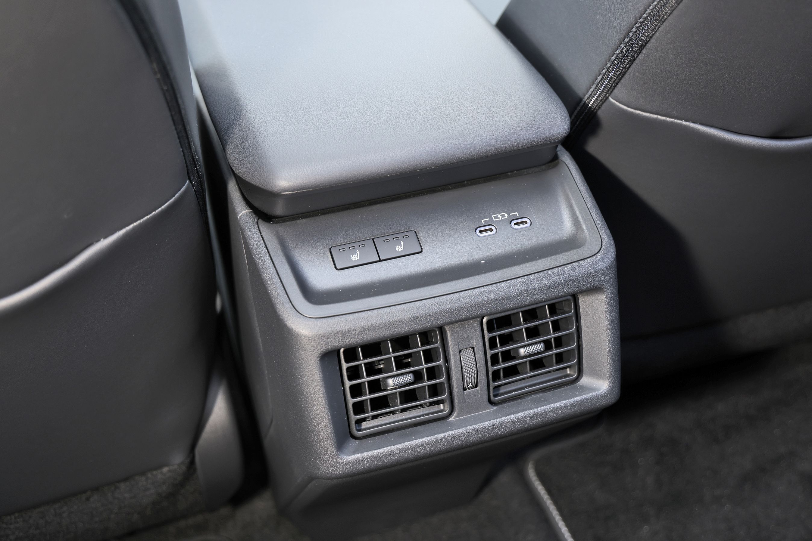 Friskluftdyser, usb-c stik og sædevarme på bagsædet af Toyota bZ4X Touring 2026. 