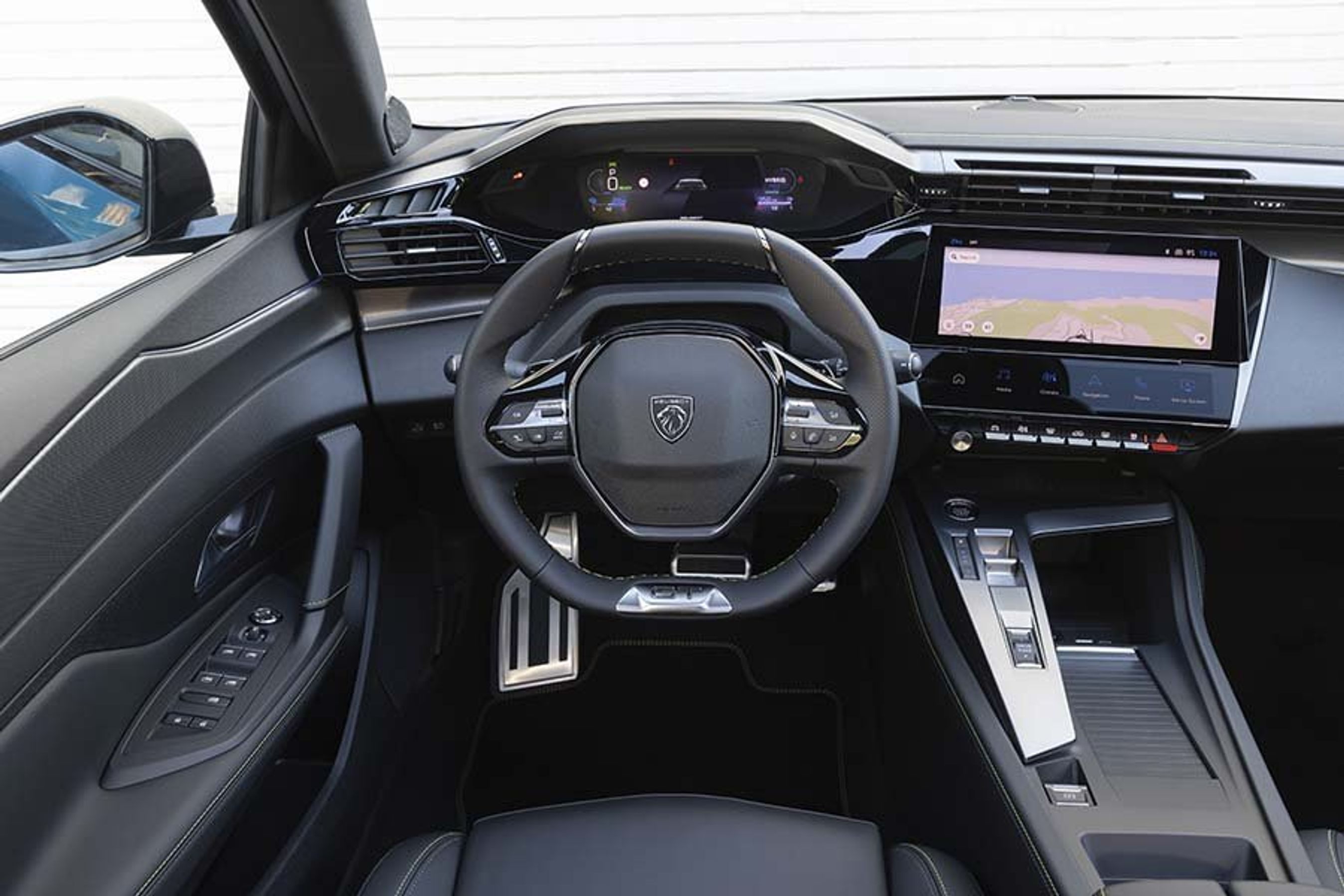 Instrumentbordet er genbrug fra Peugeot 308 og indeholder det lille digitale instrumenthus, man ser hen over det lille rat. Den store skærm i midten er let at betjene, og under den er der trykfelter, man selv kan komponere