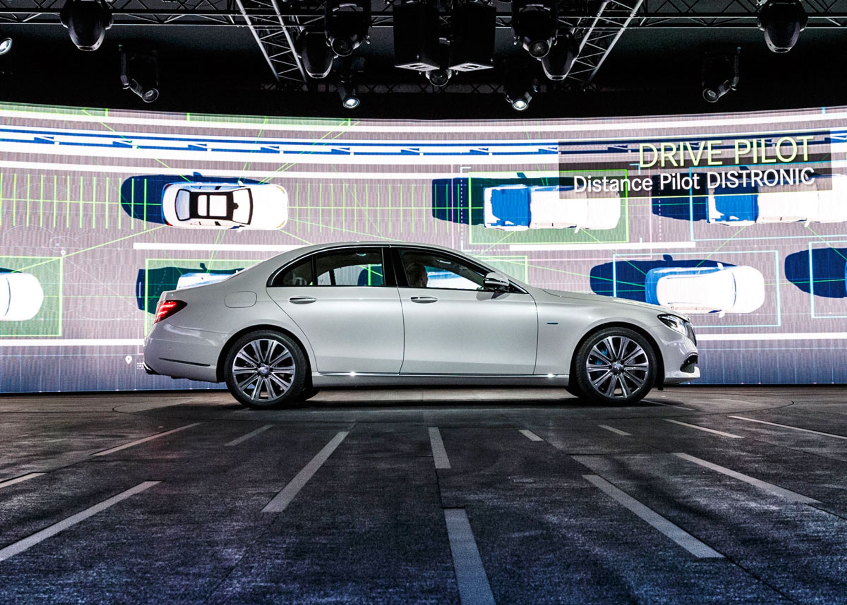 E-klassen kan tjekke, om der er fri bane i sporet ved siden af, og i så fald selv skifte vognbane.