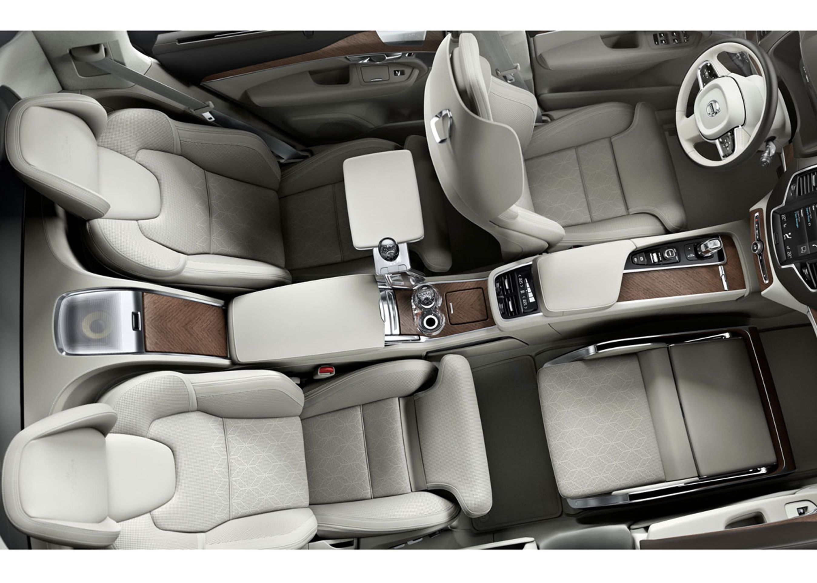 I denne konfiguration minder bilen om businessclass på langdistancefly. Ejeren sidder nærmest i en boks, hvor ryglænet kan lægges langt ned og fødderne strækkes ud på skamlen. 