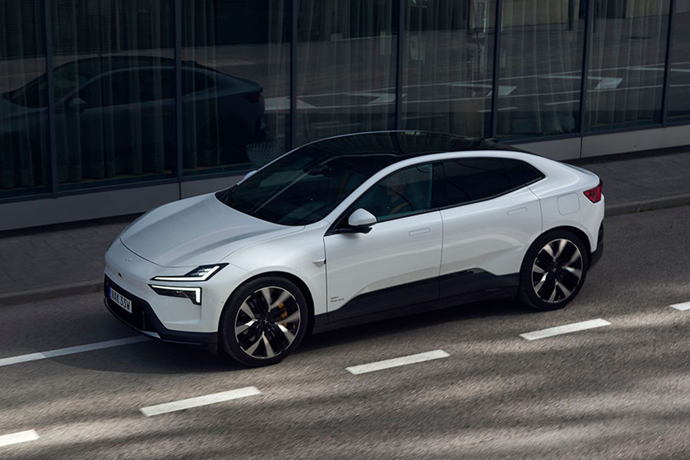 Designet er en mellemting mellem en coupé og en sedan, og de store rudearealer både i siderne og med forruden og glastaget, der løber ud i et, giver bilen et spændende udseende.