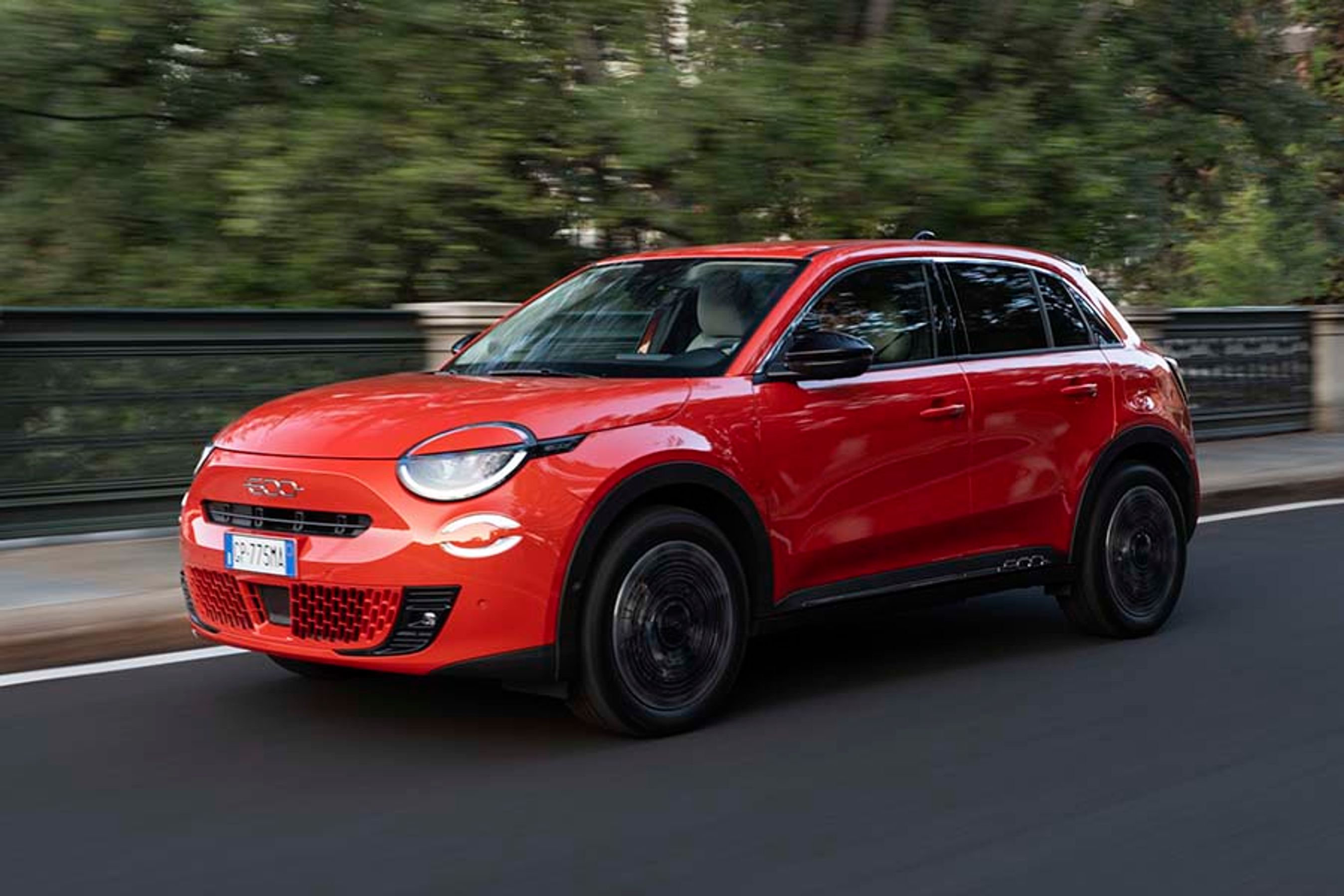 Fiat 600e er en halv meter længere end den lille Fiat 500. Den nye model deler en del af design-detaljerne, men har blandt andet fået fire store sidedøre med rigtige dørhåndtag.