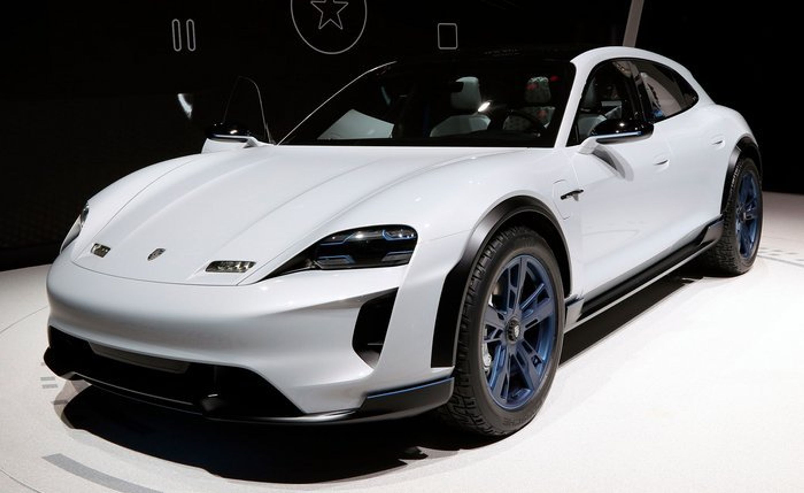 Porsche Mission E Cross Turismo.