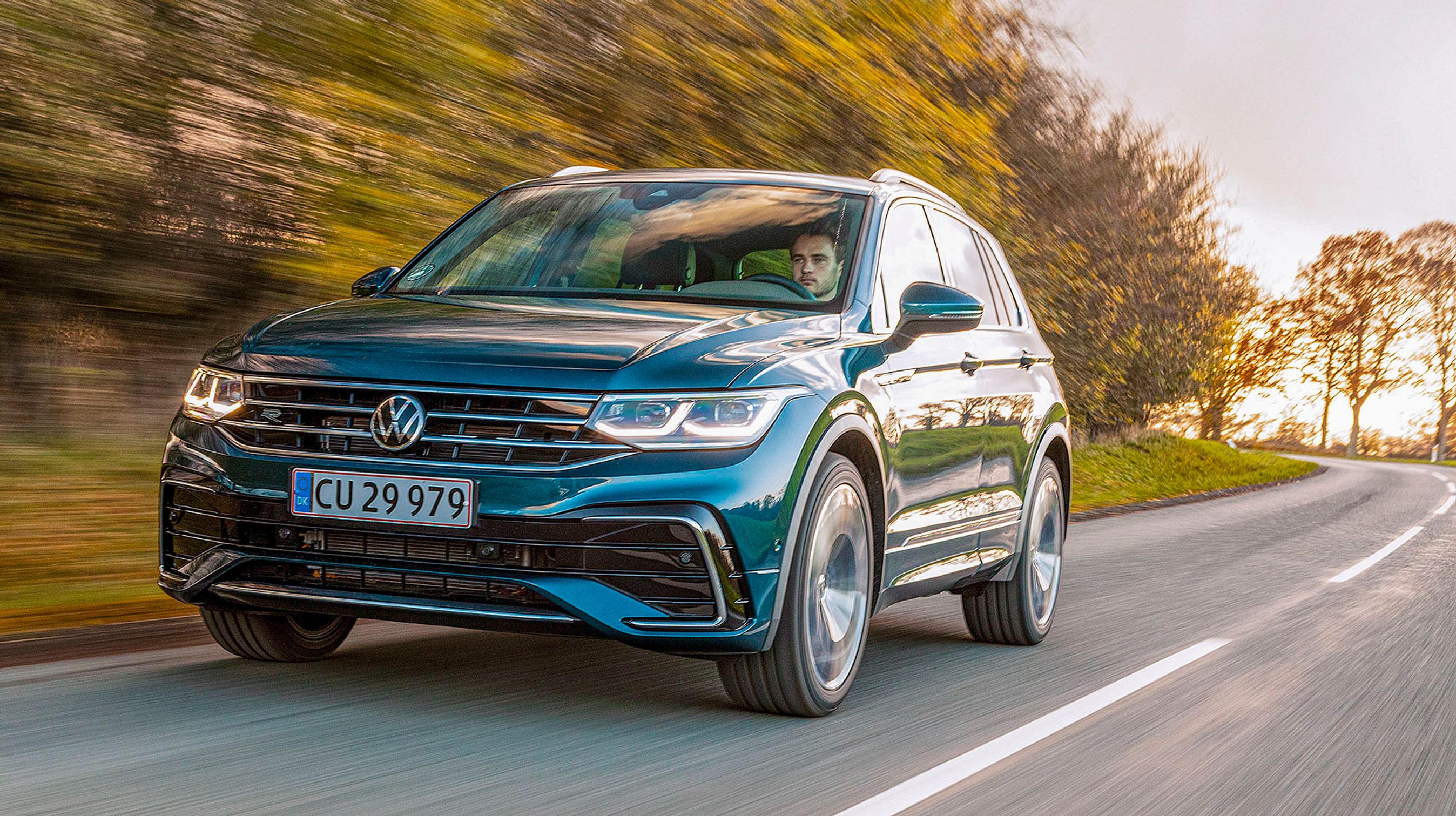 Fronten på Tiguan er frisket tydeligt op og prøver at ligne den store Touareg. Adaptive lygter er standard undtagen på grundmodellen.