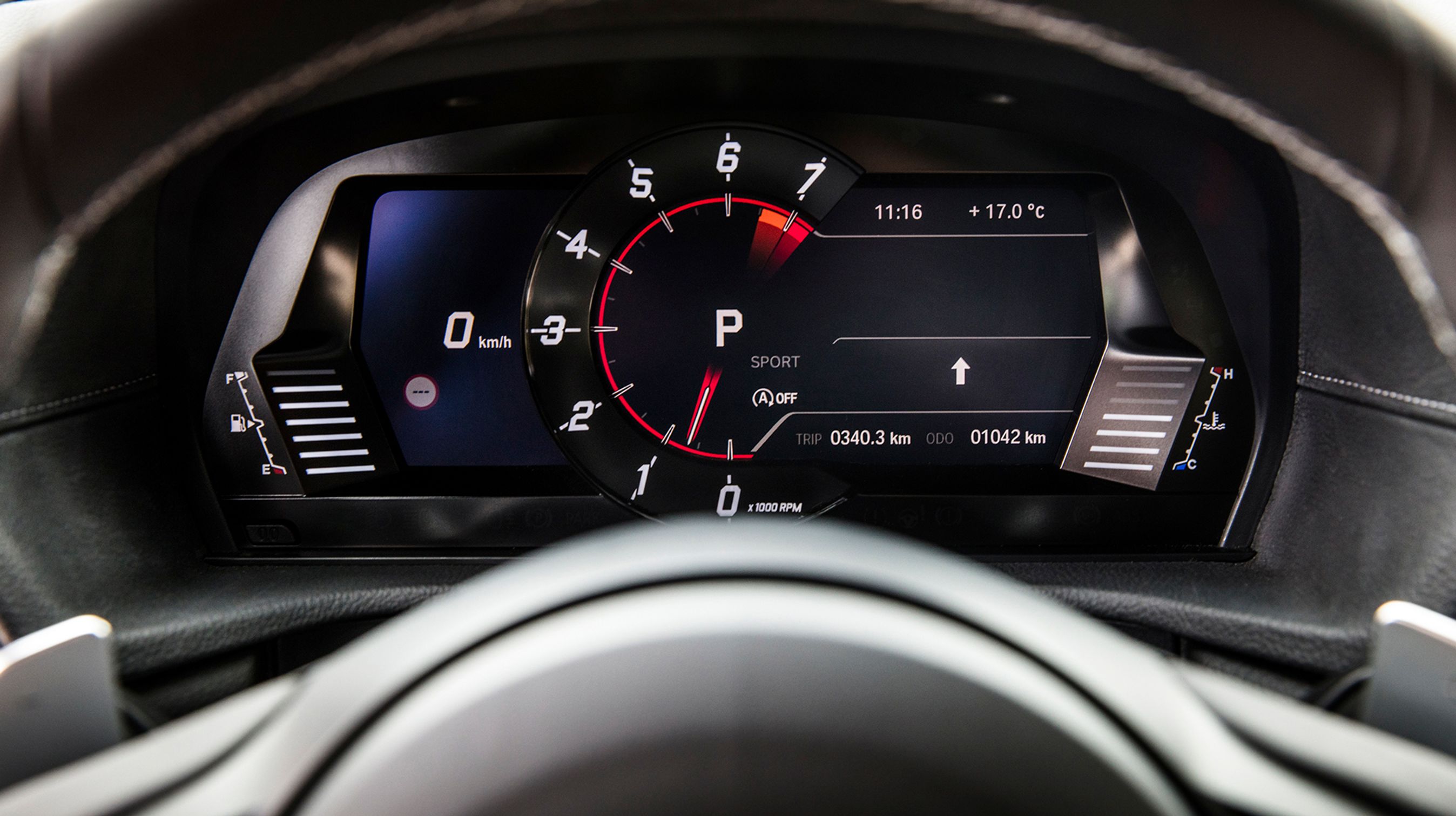 Det digitale instrumenthus er hentet fra BMW, men er tillempet Toyota Supra. Grafikken er enkel at overskue, og alle menuer kan indstilles til dansk, ligesom navigationsanlægget kan tale dansk.