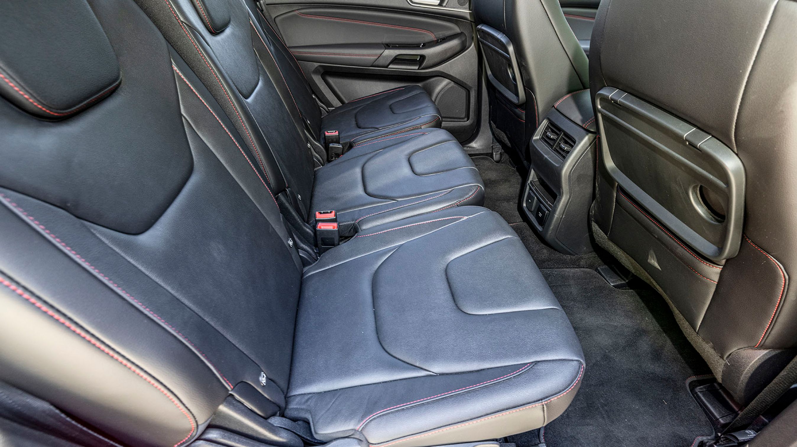 På midterste række er der plads til tre personer, som har hvert sit sæde, der kan justeres i ryglænet og i længden. Der er desuden borde foran de to yderpladser.