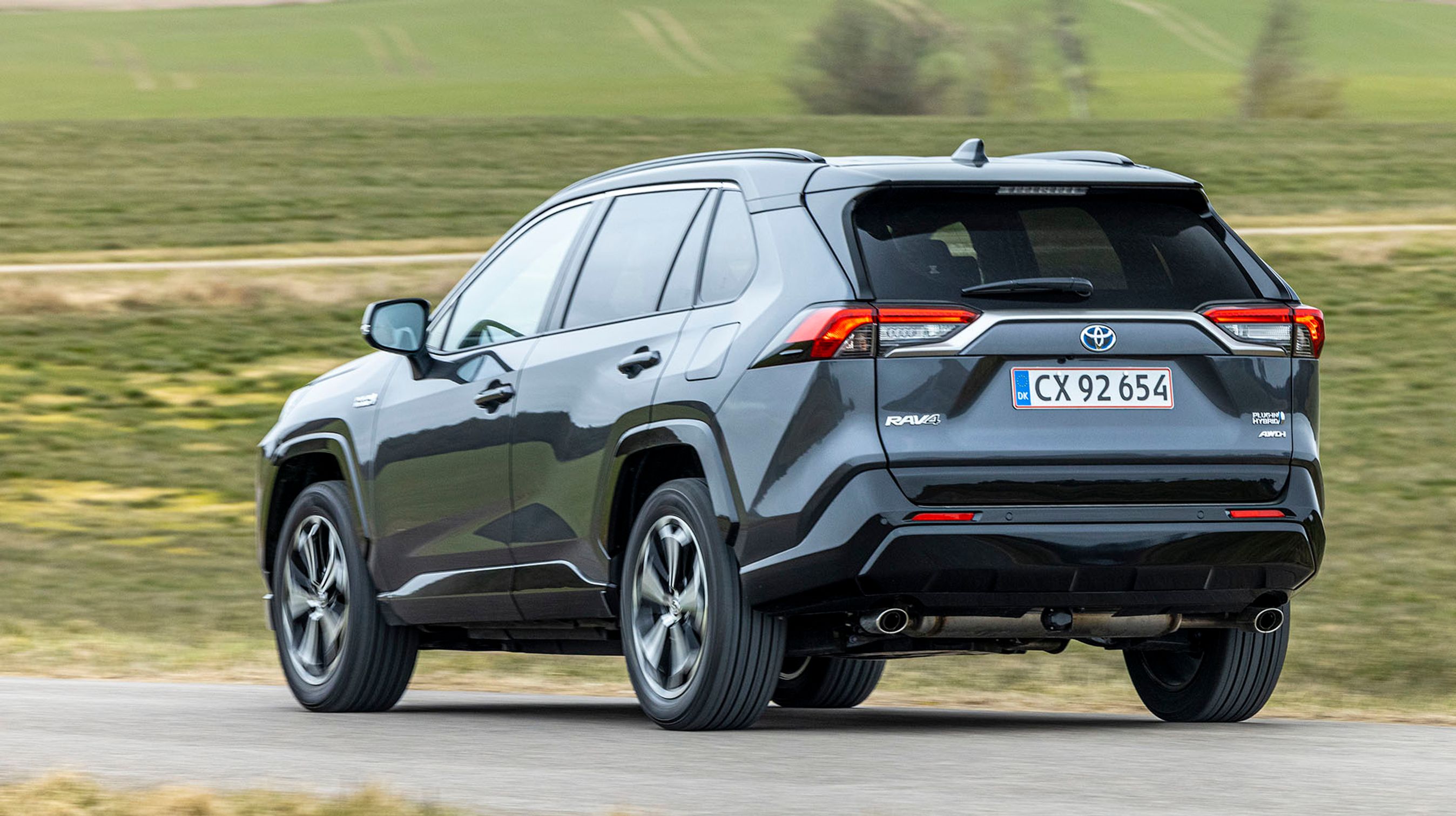 I denne H3 Style-udgave af RAV4 er der stort set alt det udstyr, man kan drømme om. Udvendigt er bilen lakeret i to farver.