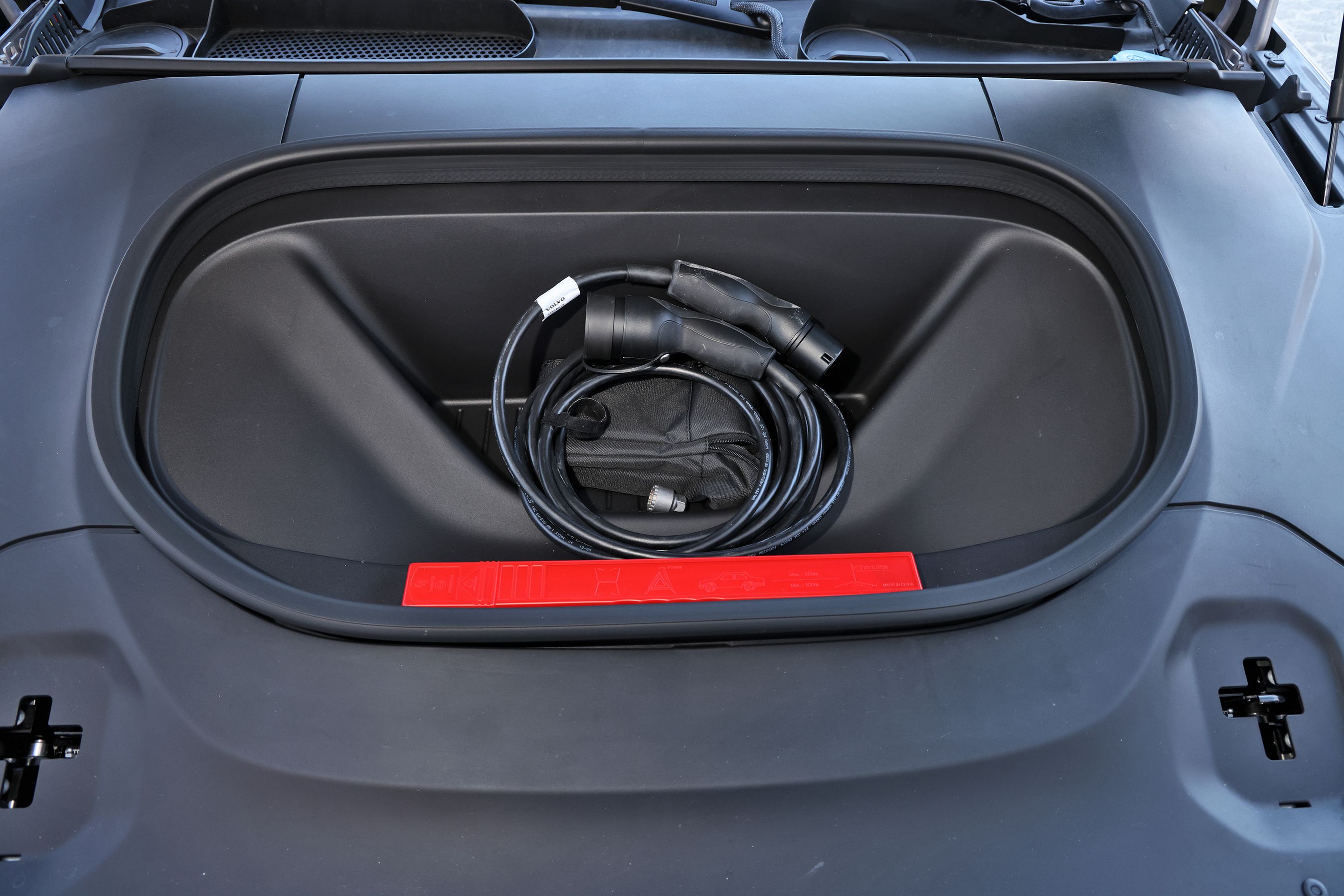 Frunk med ladekabel i en Volvo ES90