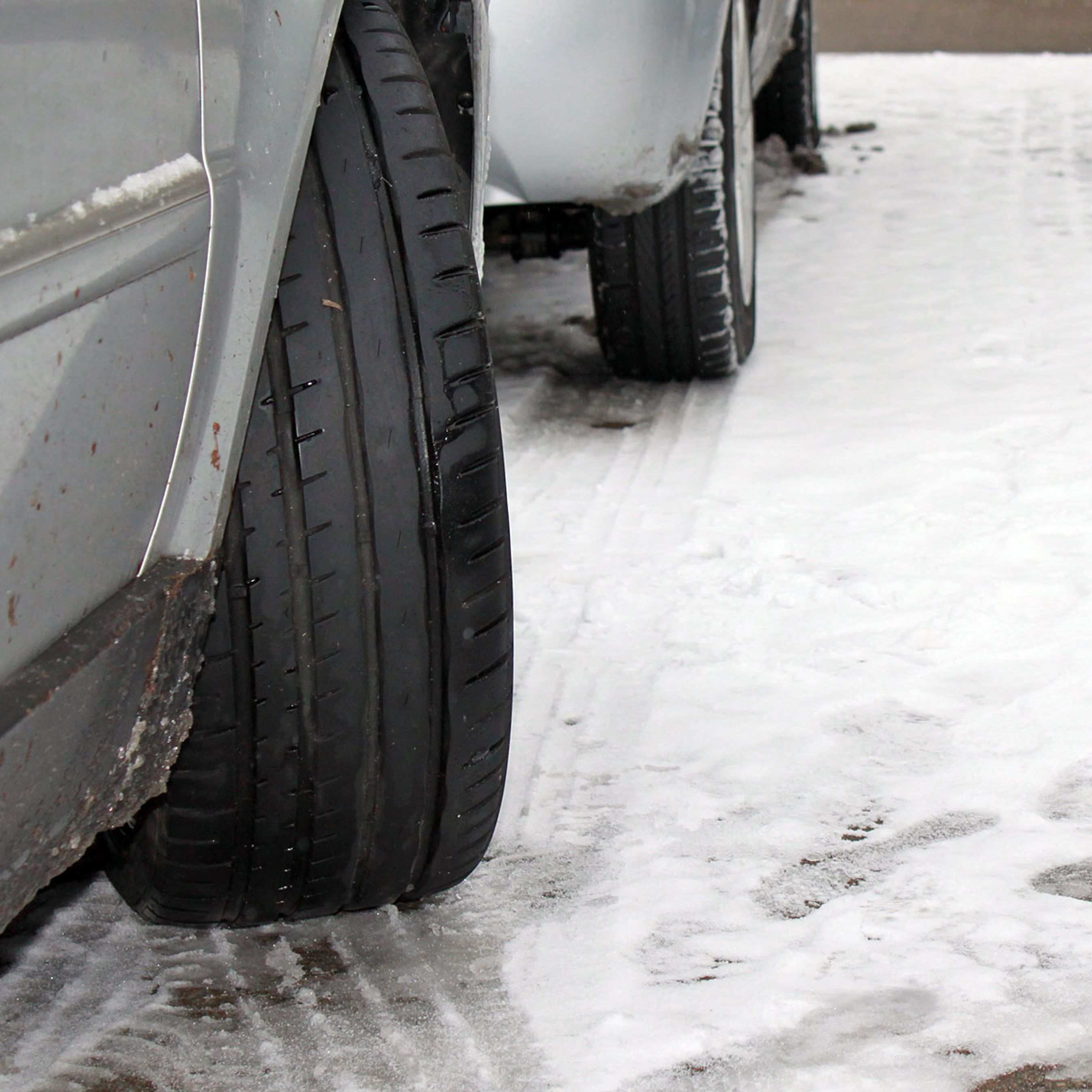 Næsten en fjerdedel af danske bilister vover sig ud i vintertrafikken på sommerdæk.