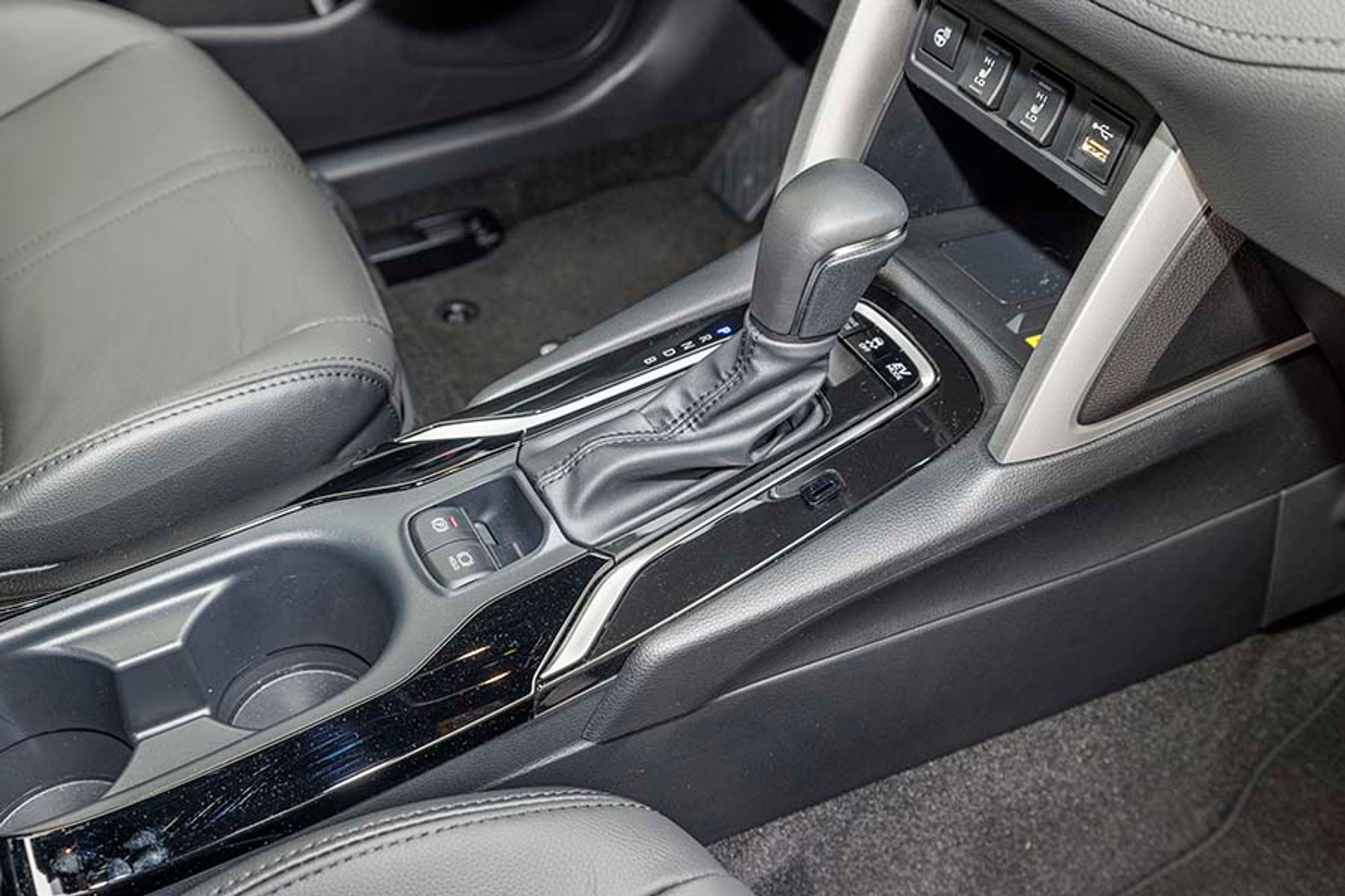 Gearvælgeren er af den mekaniske type, og den har den ekstra ulempe, at hvis man ikke er lidt omhyggelig med at sætte den i D, ryger gearvælgeren nemt i B, som heldigvis ikke betyder bak, men Brake. Det er en indstilling, hvor motoren automatisk motorbremser ekstra.