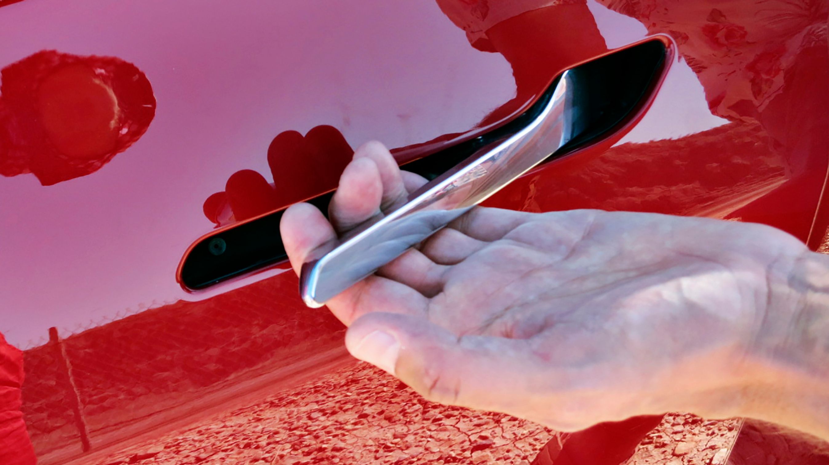 Dørhåndtagene er mekaniske, og man trykker på dem, så de vipper ud. Men de ligger helt tæt til dørfladen, når de er klappet ind.