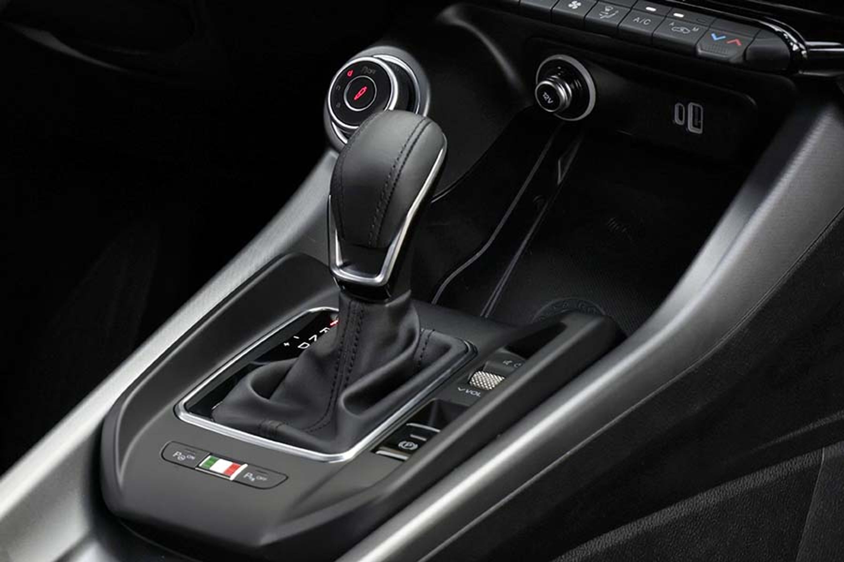 Gearstangen er af den gammeldags type, hvor man selv skal sætte den i P, når turen er slut. Super-udgaverne har desuden skiftegreb bag rattet. I udgaverne med mildhybrid-motor er gearkassen en syvtrinsudgave med dobbeltkoblingsteknik.