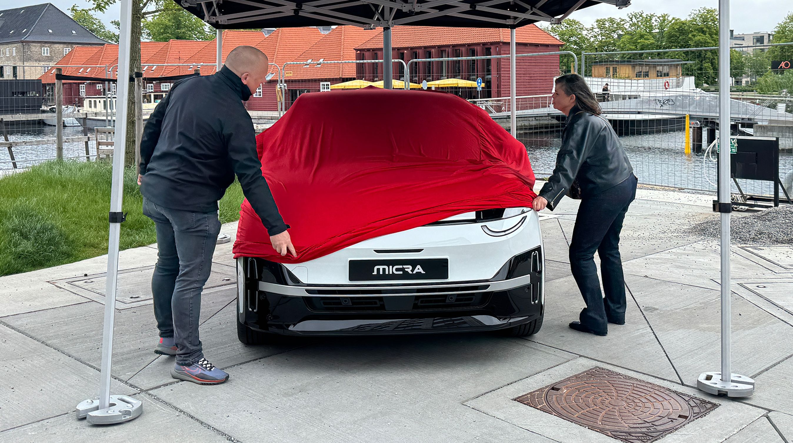 Rødt klæde hen over Nissan Micra.