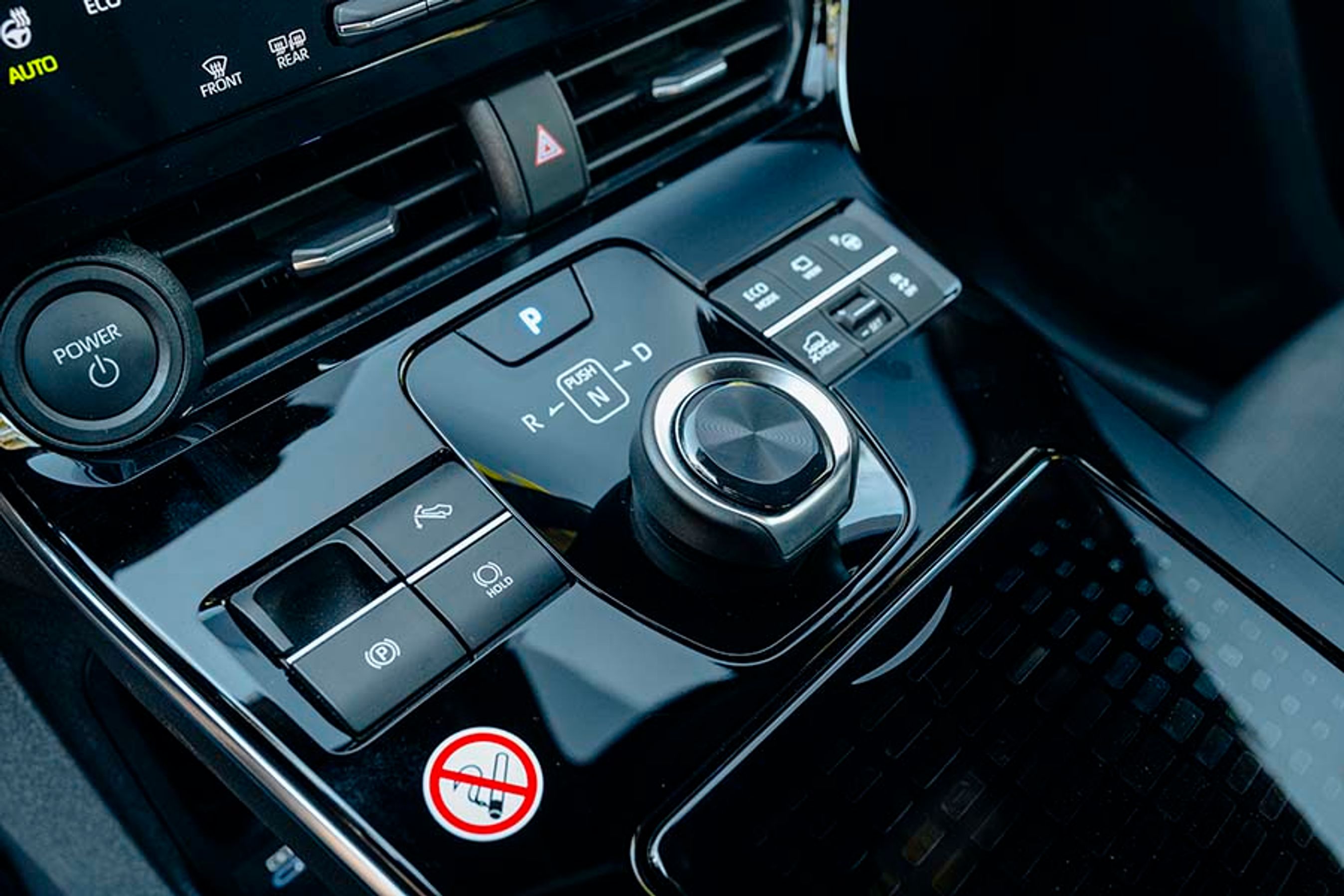 Gearvælgeren er udformet som en drejeknap mellem forsæderne, og den er let at betjene. Til højre herfor er knapper til aktivering af de særlige offroad-egenskaber.