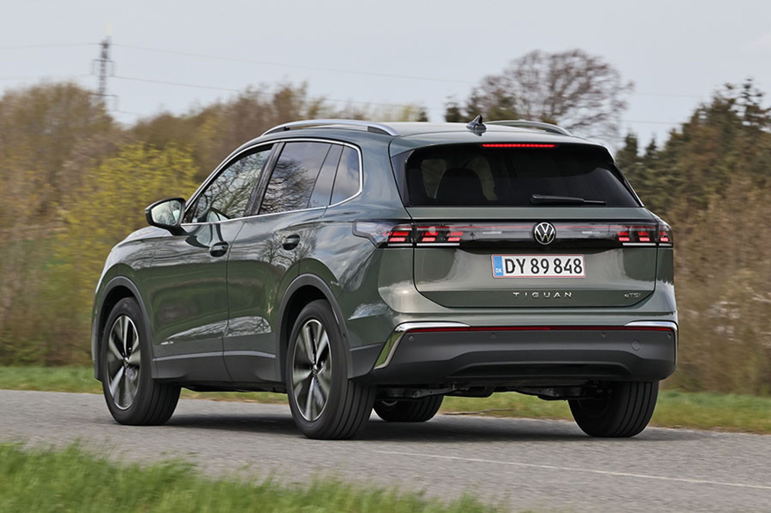 VW Tiguan set bagfra på vej