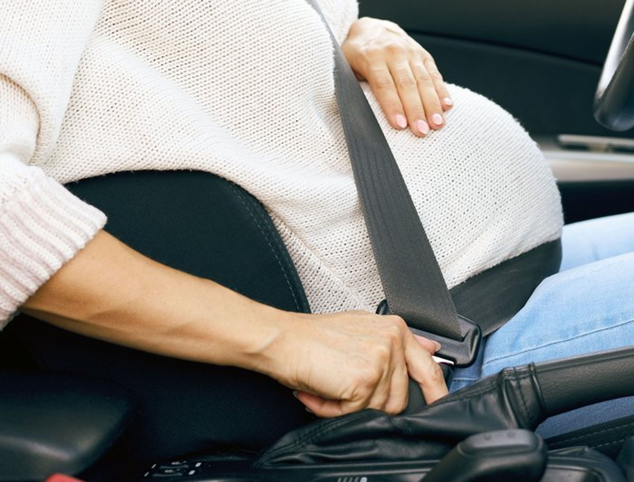 Sikkerhedsselen skal rundt om, ikke henover en gravid mave. Foto: Adobe Stock