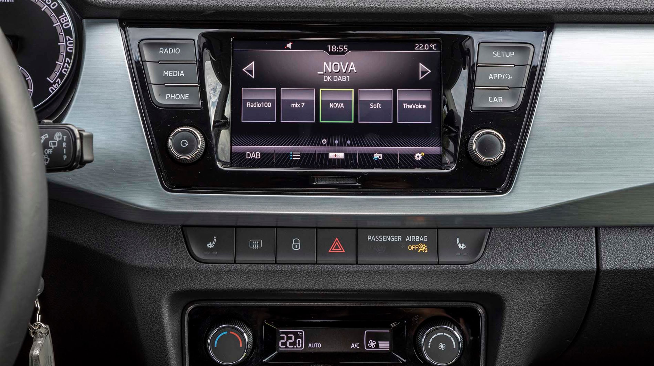 Man mærker, at Fabia er i sin sidste livscyklus. Med kun 6,5-tommer er skærmen testens mindste, og udstyr som bakkamera, navigation og Apple CarPlay skal tilkøbes som dyrt ekstraudstyr. DAB+ radio er til gengæld standard, og de funktioner der er, er lette at betjene via tydelige tryk- og drejeknapper.