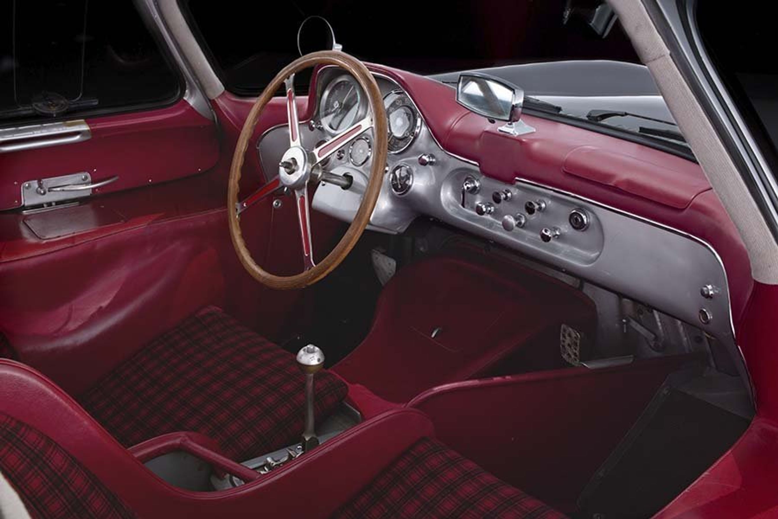 Den ene Uhlenhaut-coupé har rødt indtræk, den anden blåt. 