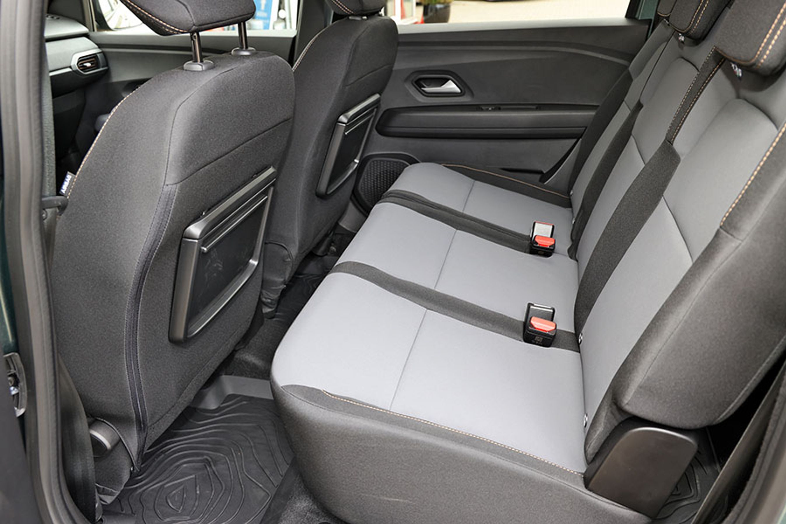 Pladsen ved anden sæderække imponerer ikke, og vi savner friskluftdyser til bagsædet. Sæderne kan ikke længdeforskydes, men der er flyborde bag forsæderne.