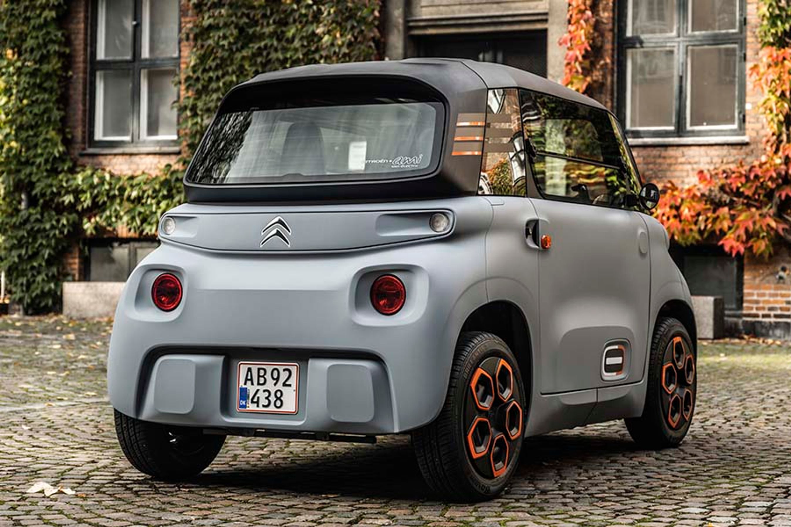 Ami er blot 2,41 meter lang, og karrosseriet er af kunststof.