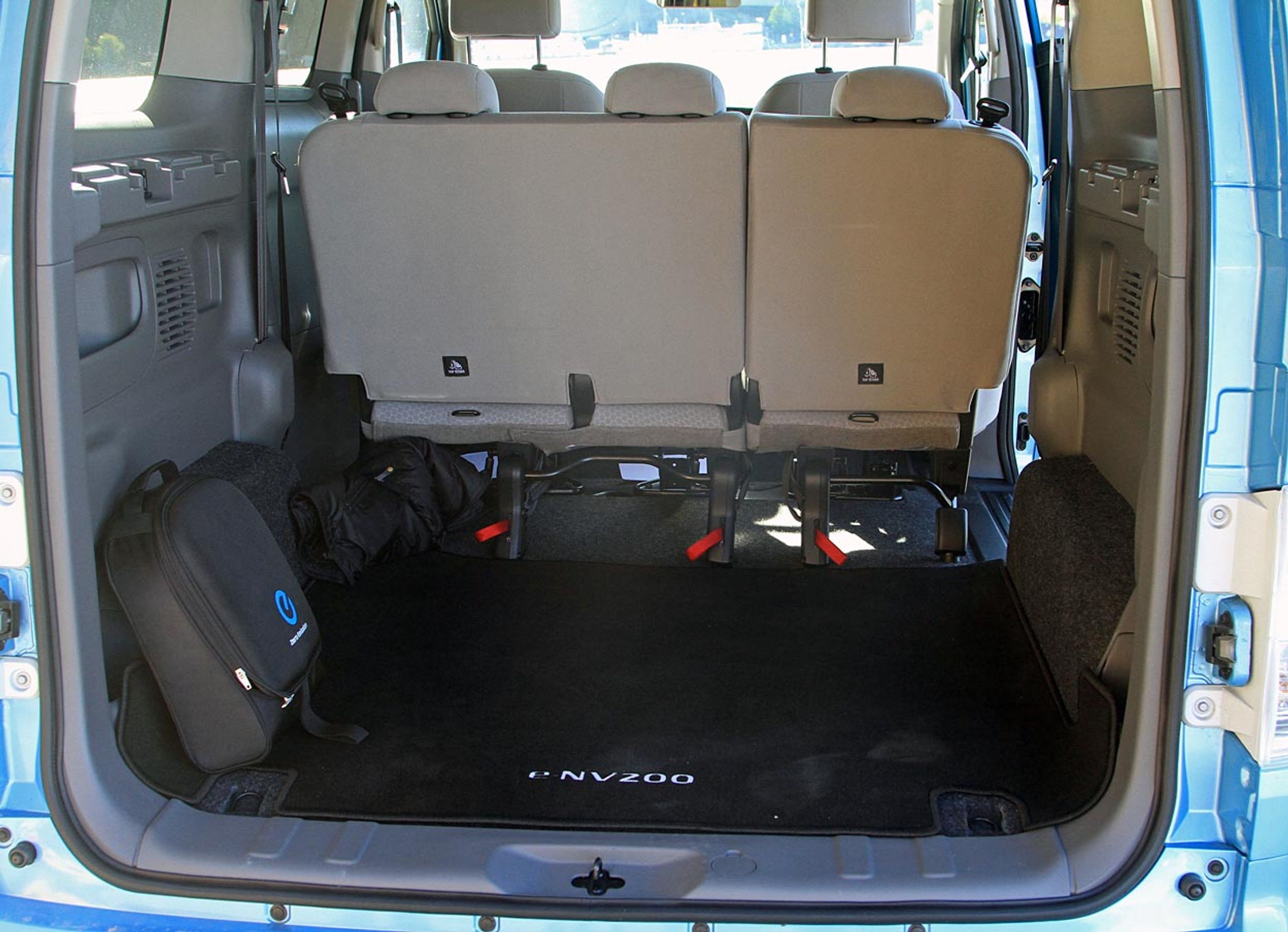 Bagagerummet er enormt. Der kan vel nærmest stå to barnevogne i udfoldet stand. En variant med tredje sæderække kommer muligvis.
