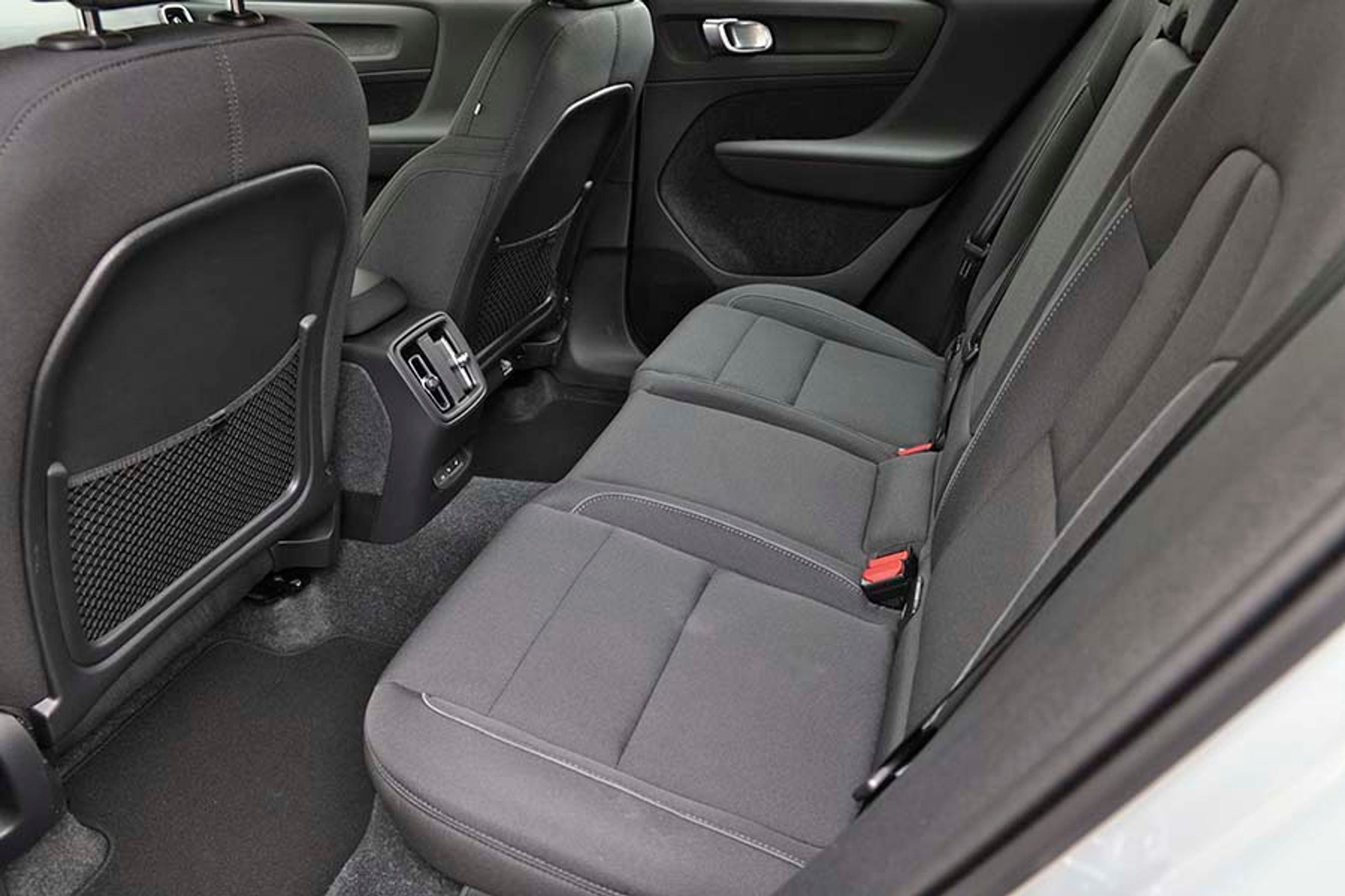 Man sidder generelt højt i XC40 – således også på bagsædet. Her finder du også friskluftdyser til bagsædepassagerne, som der bør være i en bil til over 400.000 kr.