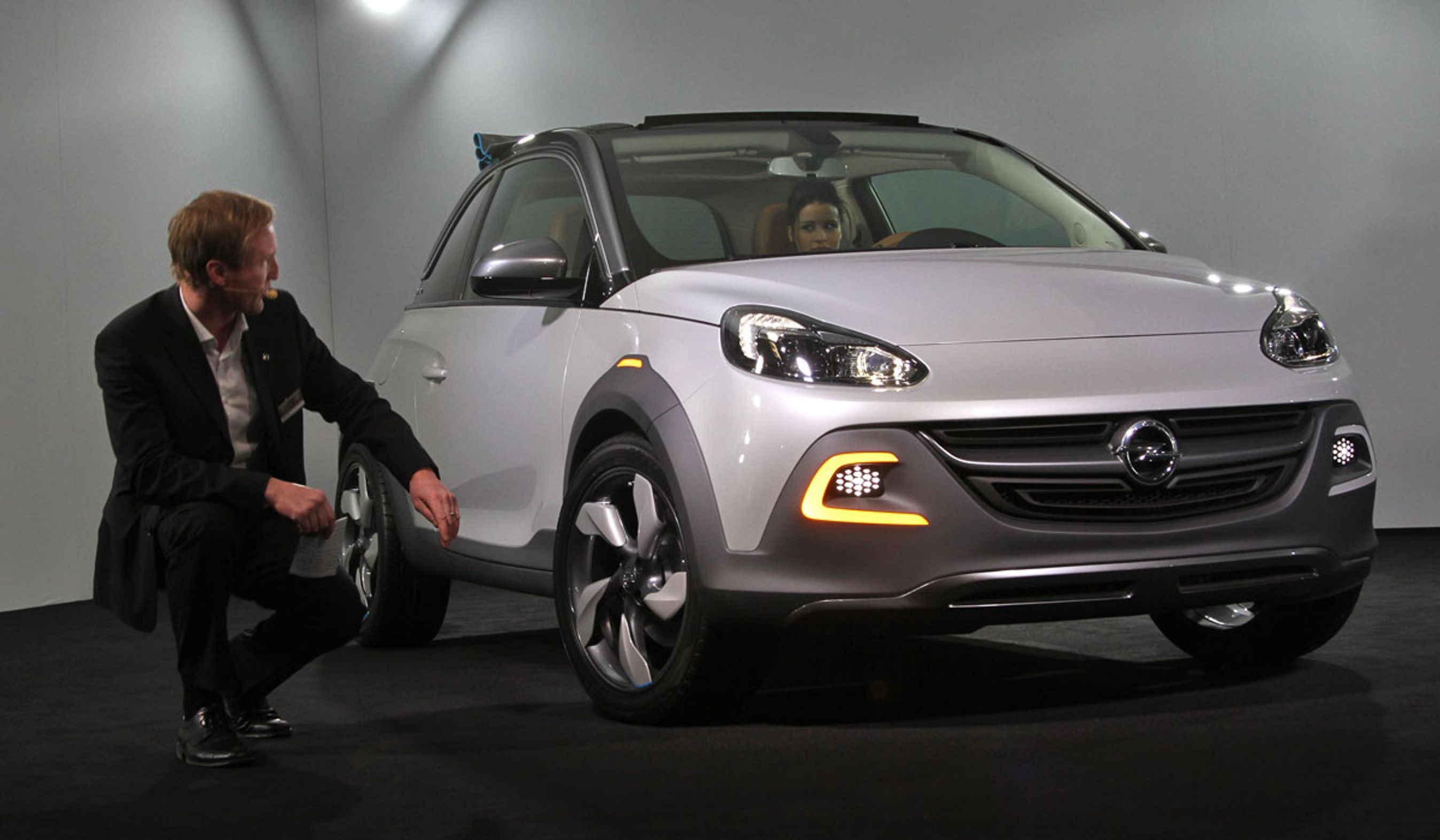 Chefdesigner for Adam Rocks, Niels Loeb, præsenterer konceptbilen i Genève.