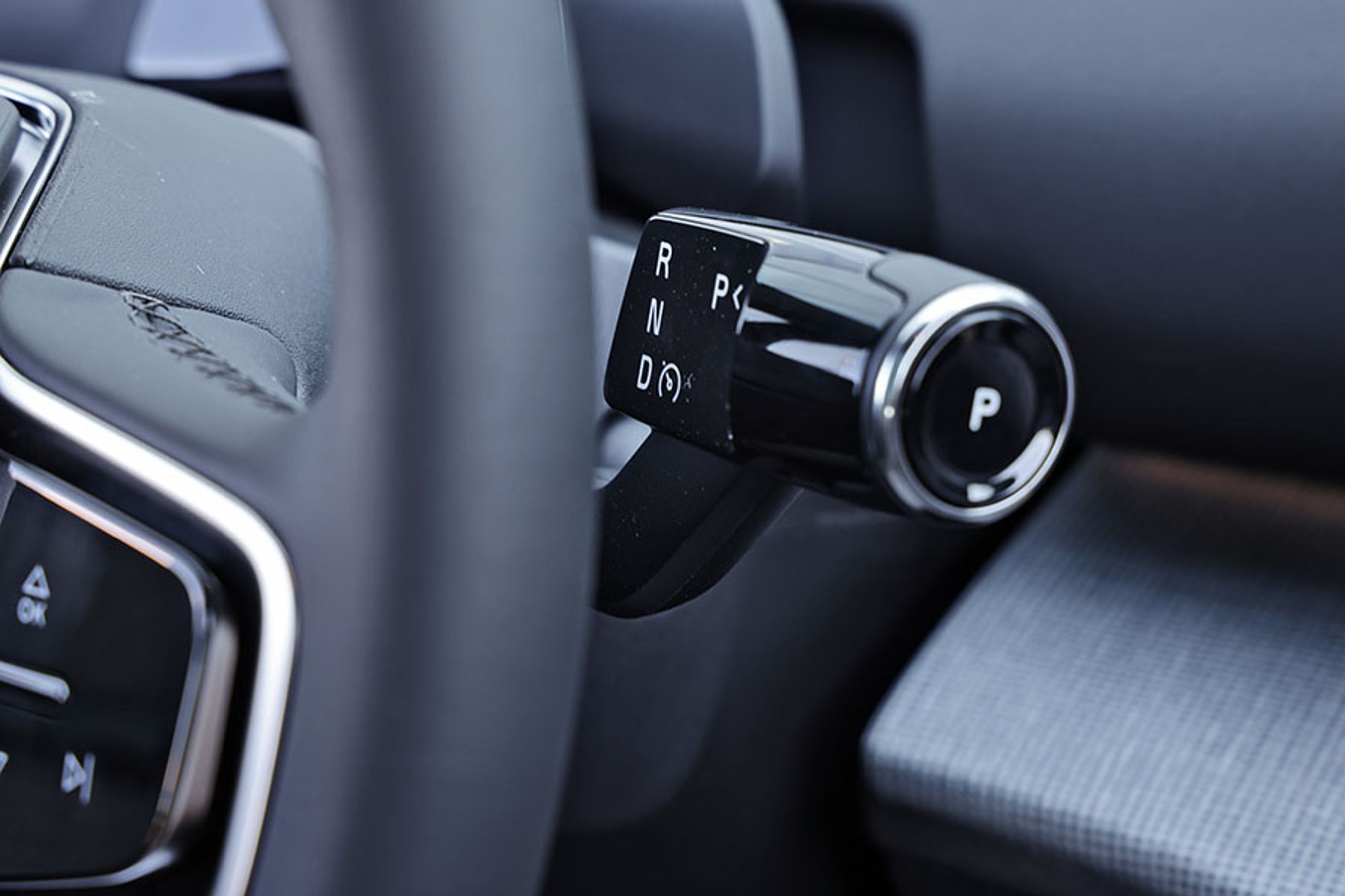 Gearvælgeren er placeret til højre for rattet. Vipper man ned én gang, går bilen i D, og gør man det efterfølgende, aktiveres bilens Pilot-assist, som er den vognbaneassistent, der fastholder bilen i vognbanen.