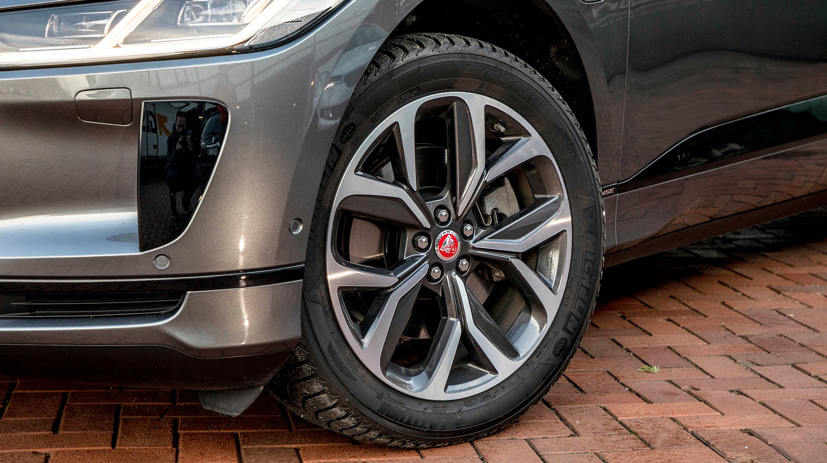 Jaguar I-Pace er i denne udgave udstyret med 20-tommer dæk og fælge. Det ser godt ud, men er også bekosteligt, når der skal indkøbes vinterdæk og nye dæk.