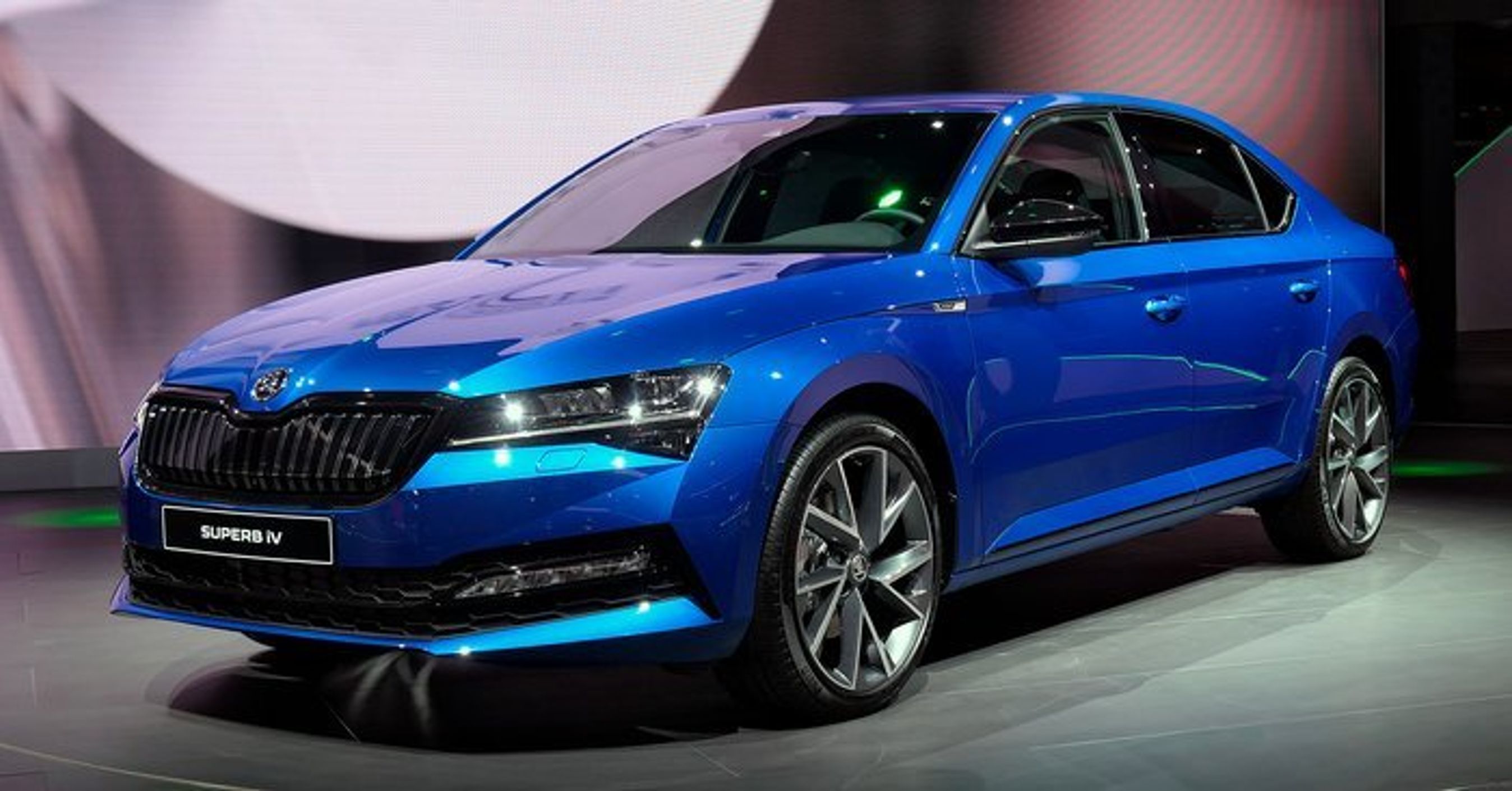 Skoda Superb som plugin-hybrid klarer 56 km på strøm.