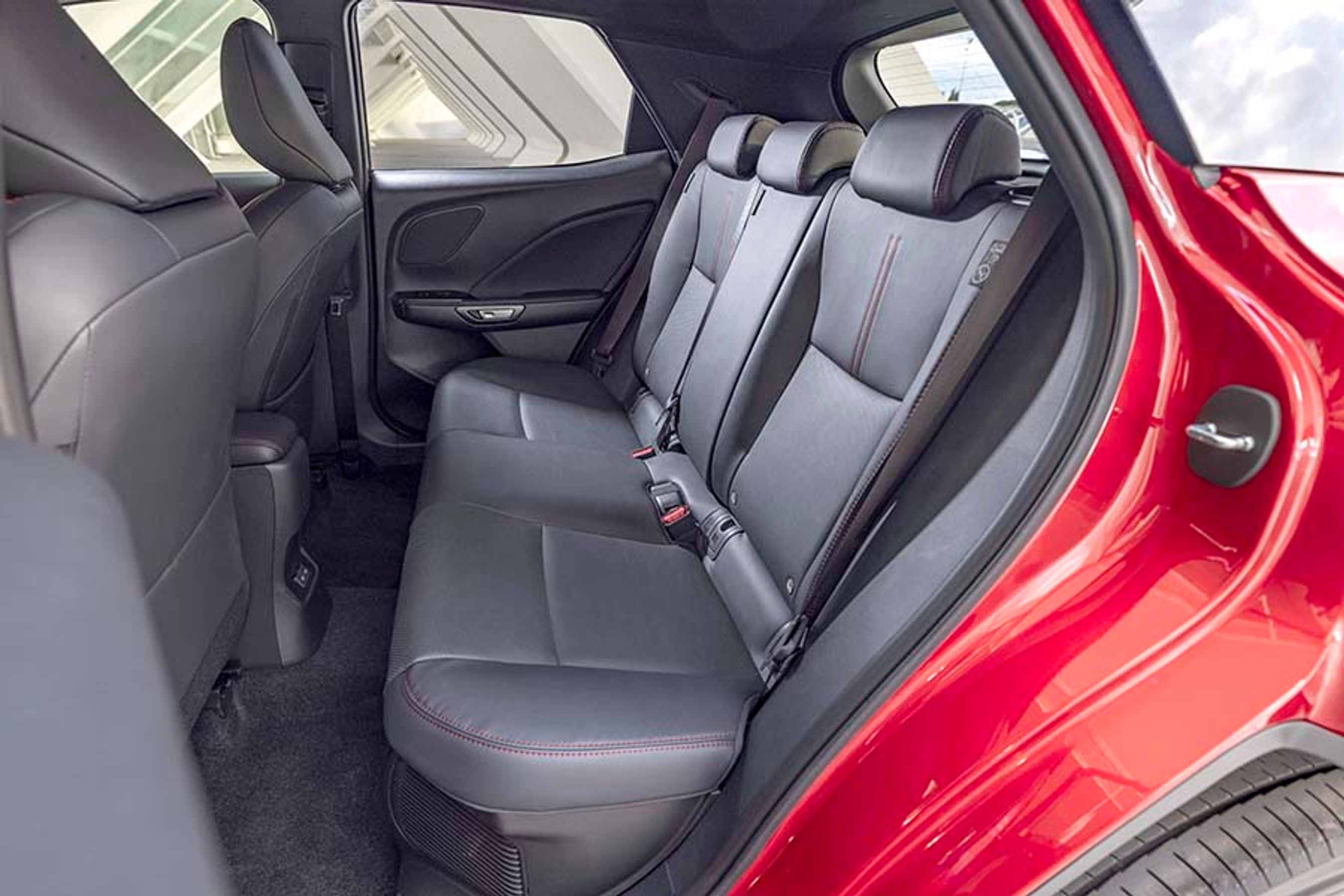 Bagsædet byder ikke på særlig god plads, og dørene åbner ikke meget, hvilket gør det svært at få barnestole ind på bagsædet, og LBX er derfor ikke en oplagt familiebil. Vi savner også friskluftdyser ved bagsædet.