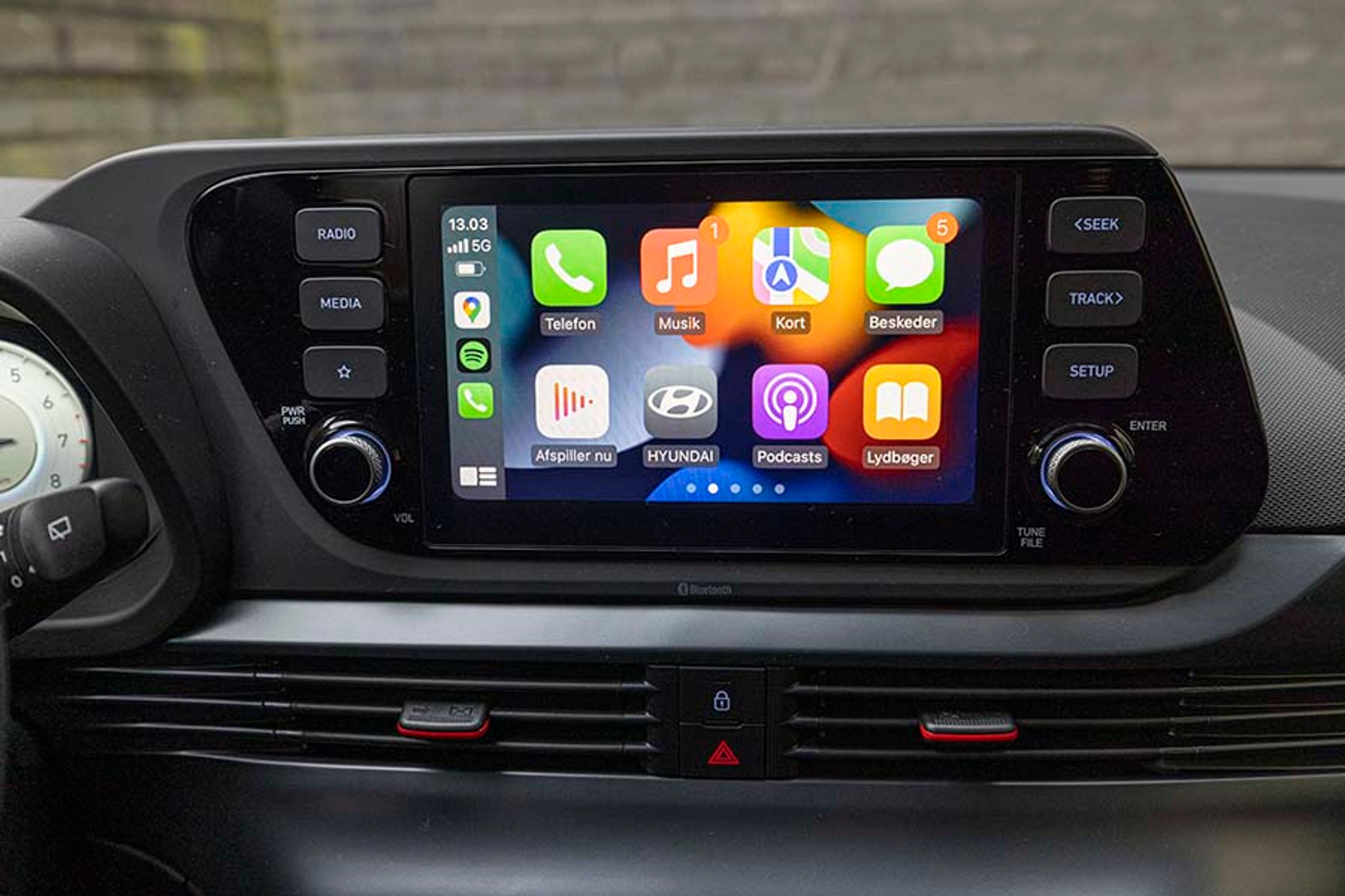 Der er en 8”-trykfølsom skærm i N Line-versionen af i20, og den har også trådløs forbindelse til apps på både Android og Apple telefoner.