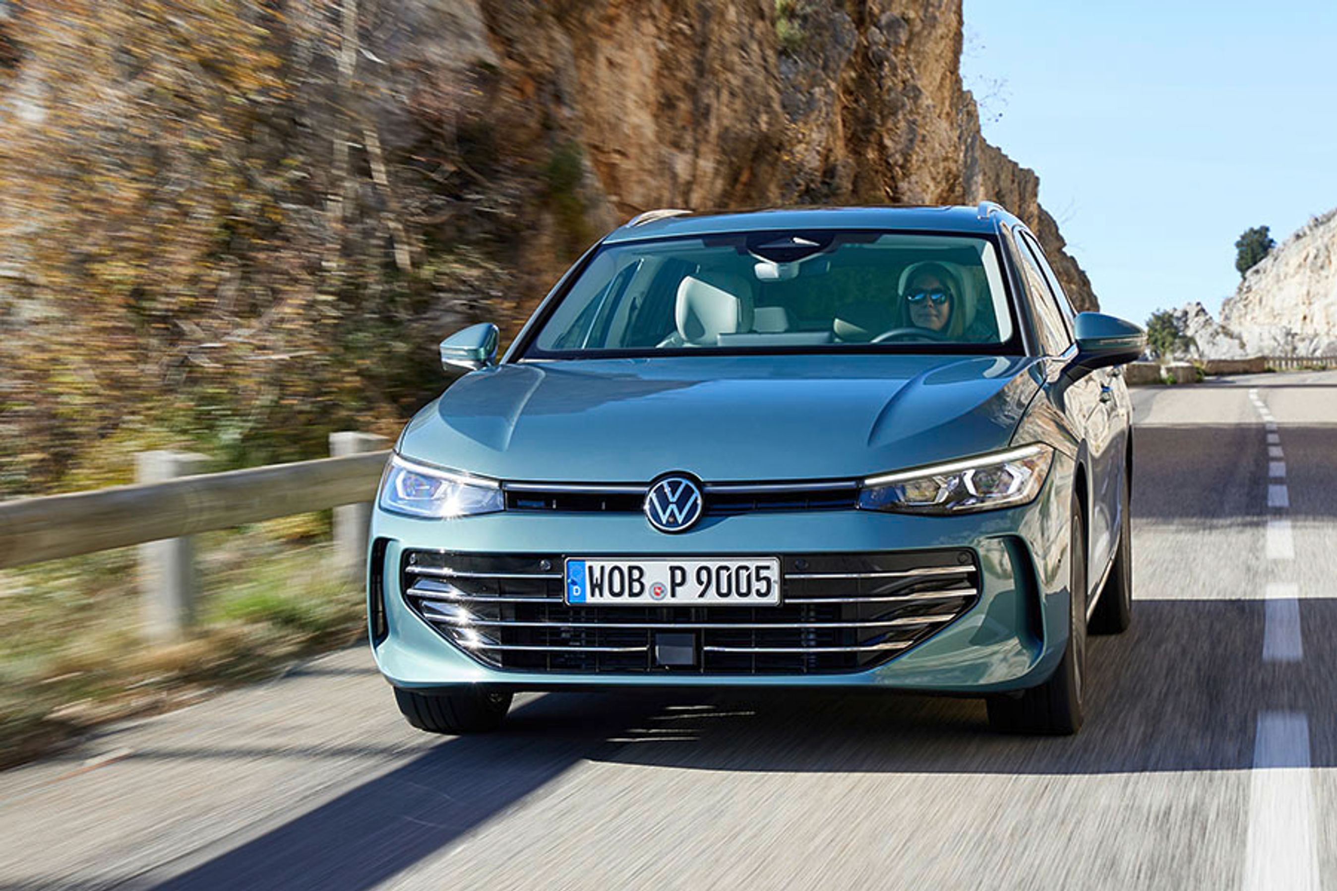 Niende generation af VW Passat har fået et design, hvor man nærmest skal være kender for at se forskel til de tidligere udgaver. Der er ikke leget med linjerne, og bilen fremstår yderst konventionel i formen.