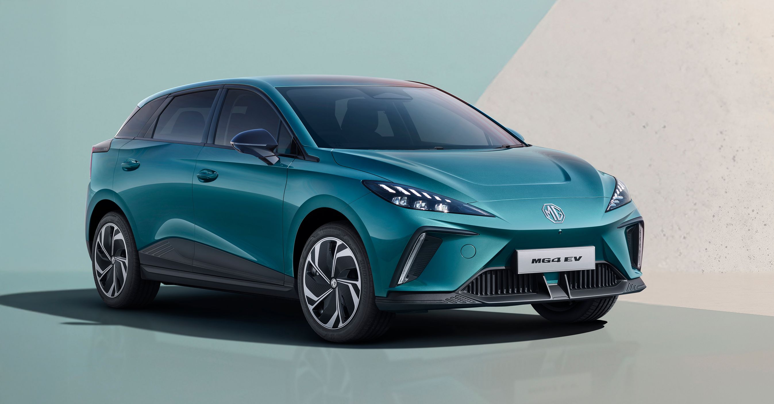 Grønlig MG 4 skråt forfra.