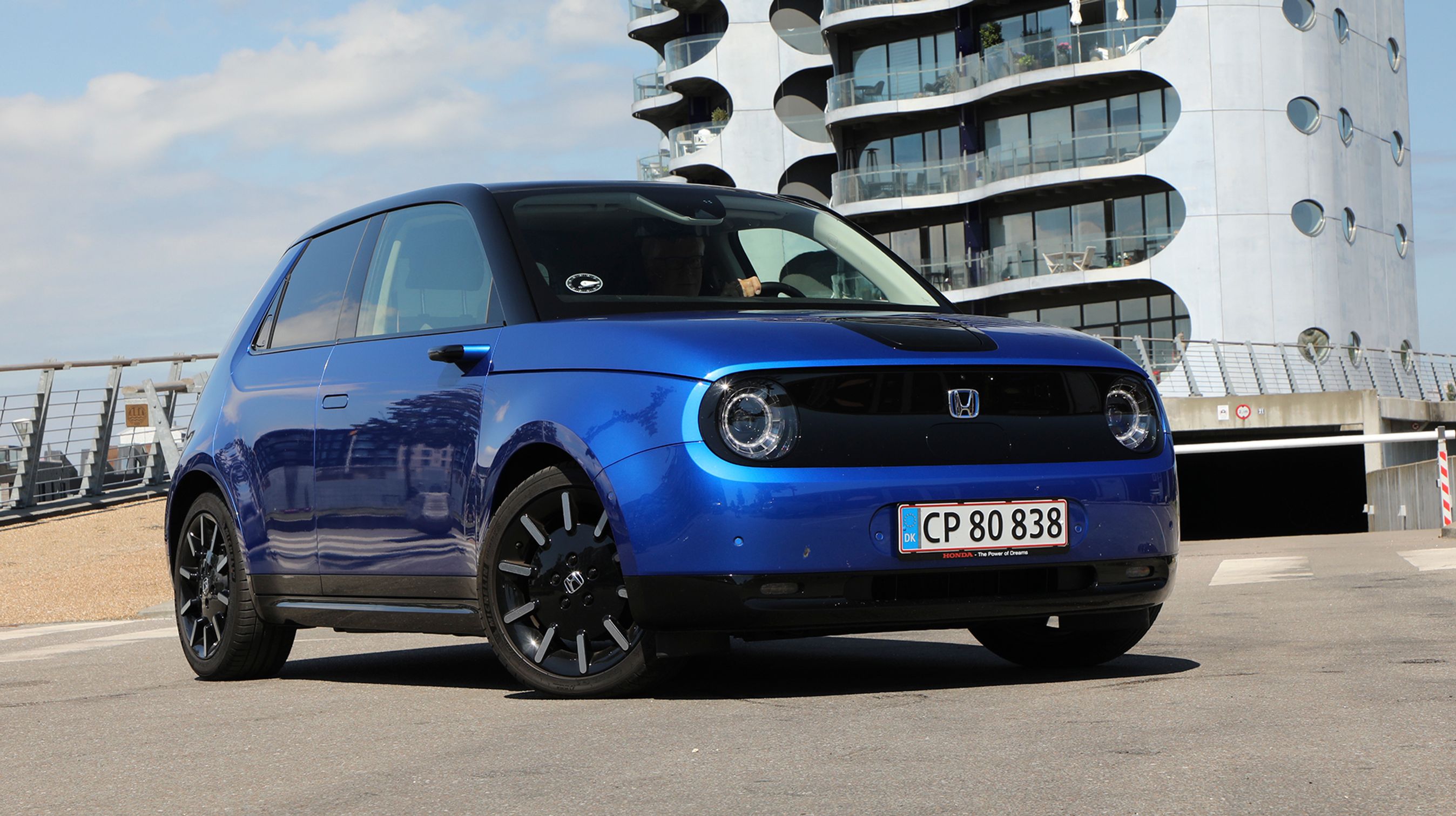 Honda e koster omkring 300.000 kr. og skiller sig i den grad ud fra mængden. De er skabt mere til bykørsel end til lange ture – hertil er rækkevidden nemlig for lille.