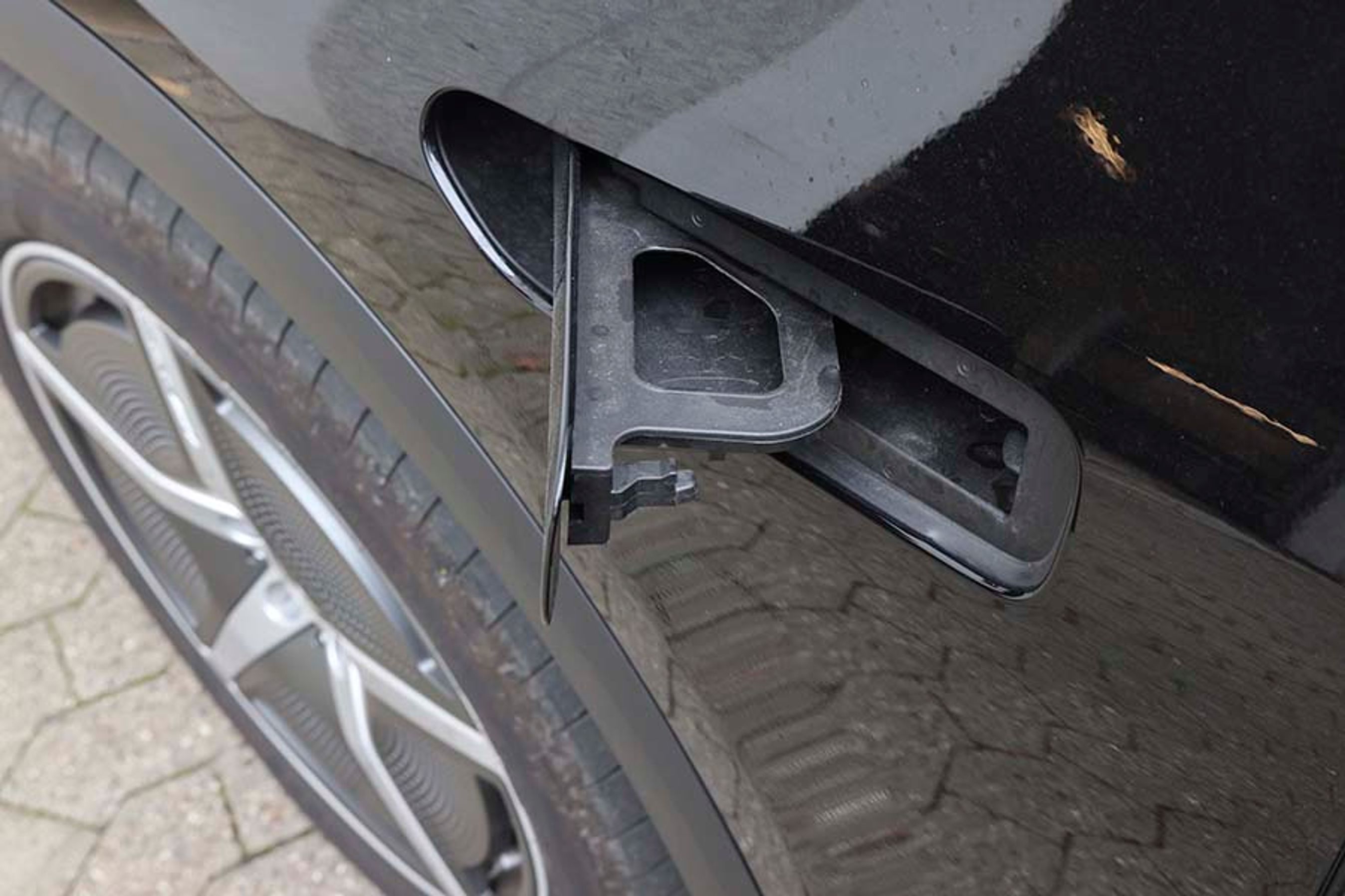 Forklappen kan ikke åbnes, så når man skal have sprinklervæske på, foregår det via denne skuffe, der let kan vippes ud. Den sidder over venstre forhjul.