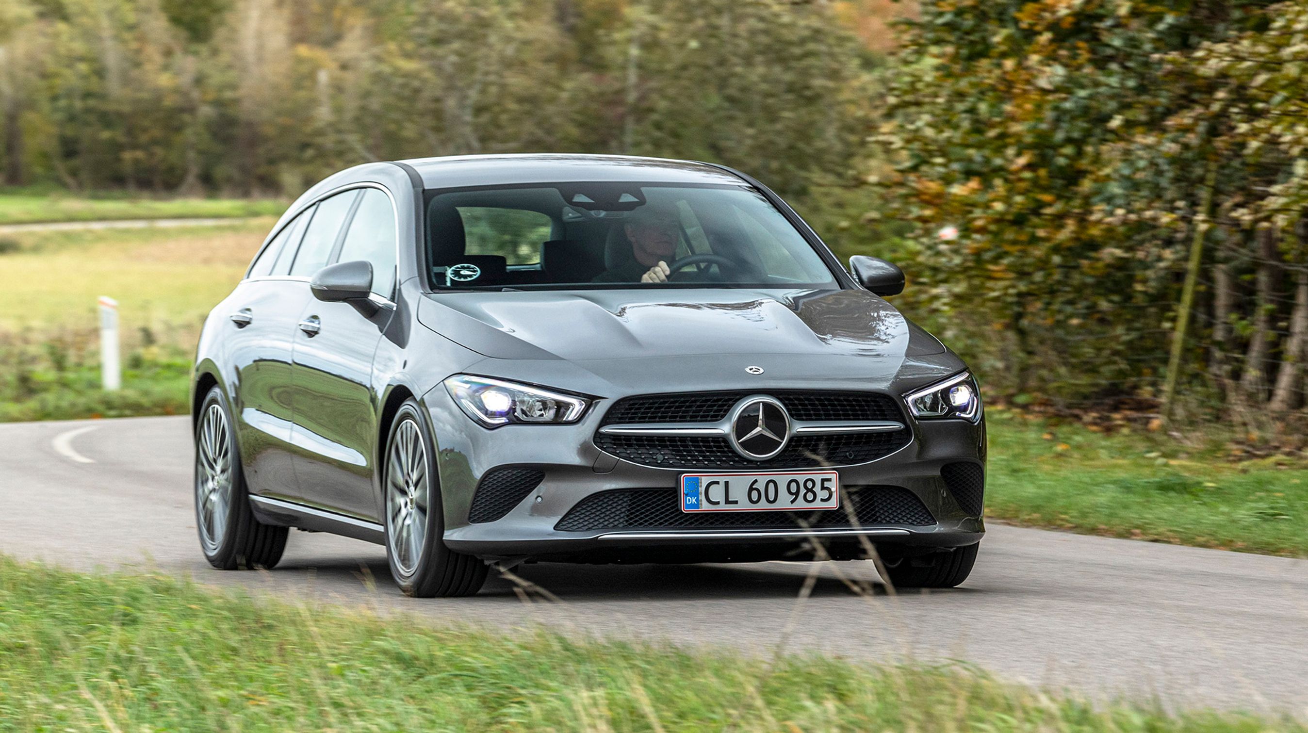 CLA-designet er sportsligt og dynamisk. Og set skråt forfra skjules stationcarformen elegant af den bløde coupé-taglinje. Merprisen for shooting brake-formen er blot 15.000 kr. i forhold til den almindelige CLA.