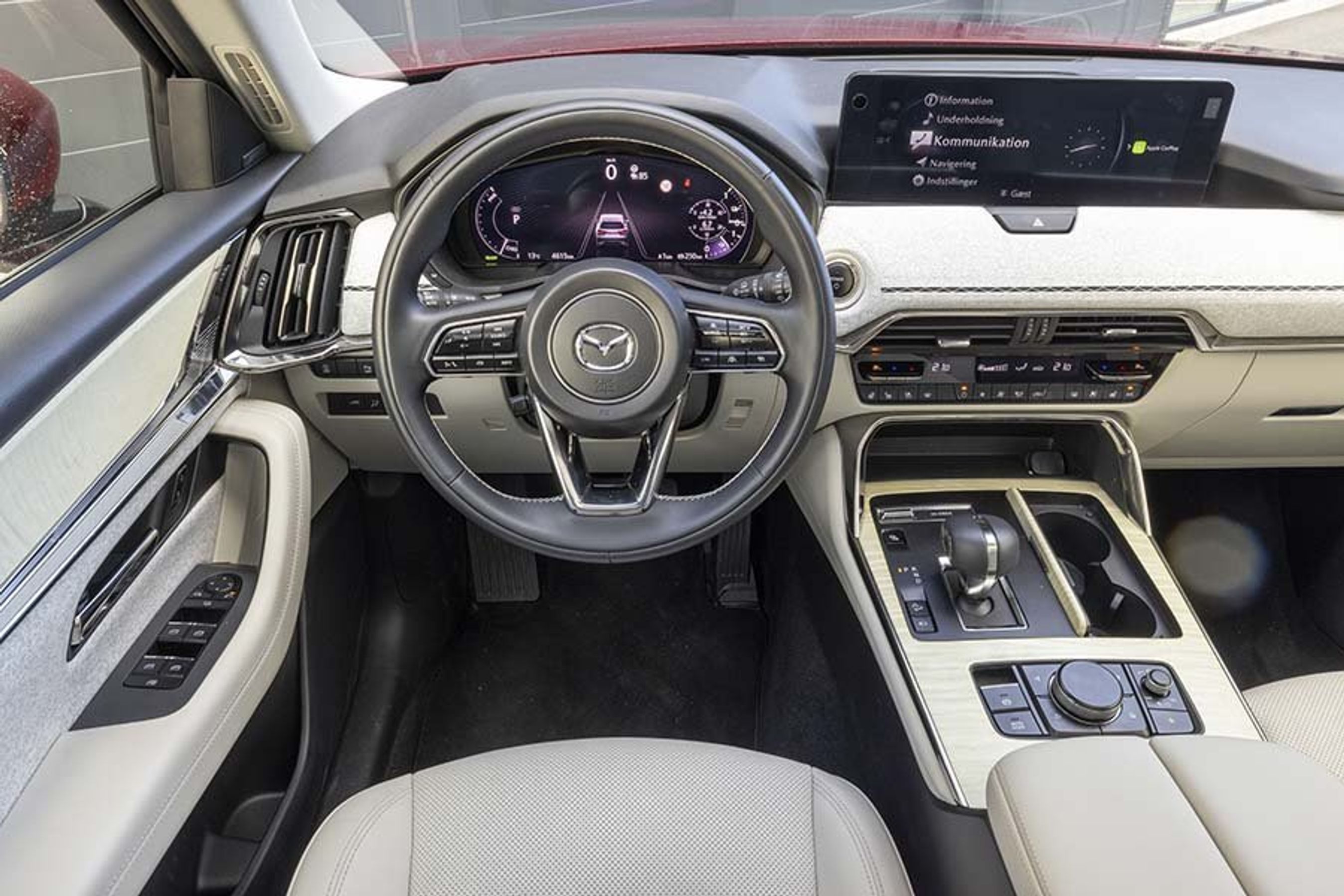 Førerpladsen er lækkert udformet i typisk Mazda-stil. 