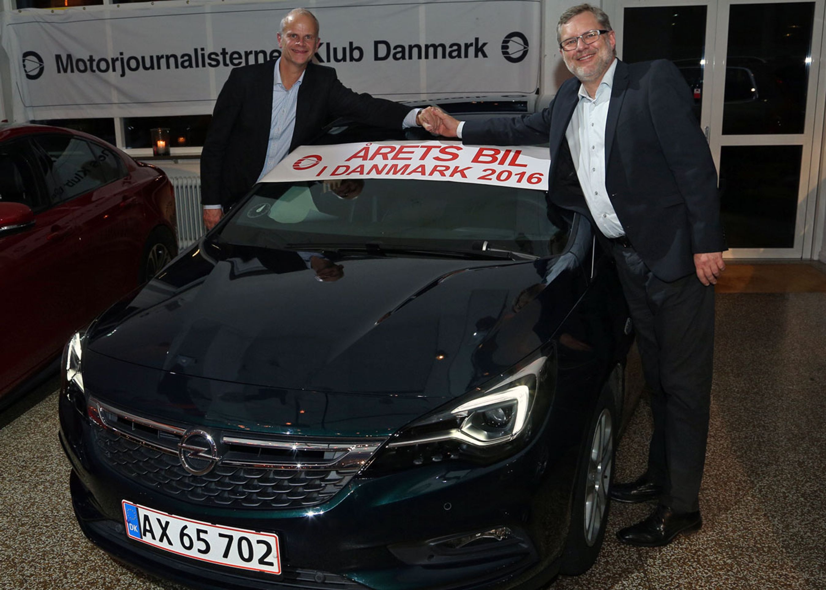 Opel Astra er Årets Bil i Danmark 2016. Formanden for Motorjournalisternes Klub Danmark, Mikkel Thomsager (th) gratulerer Opels informationschef Erik Morsing. Foto: Karsten Meyland Lemche