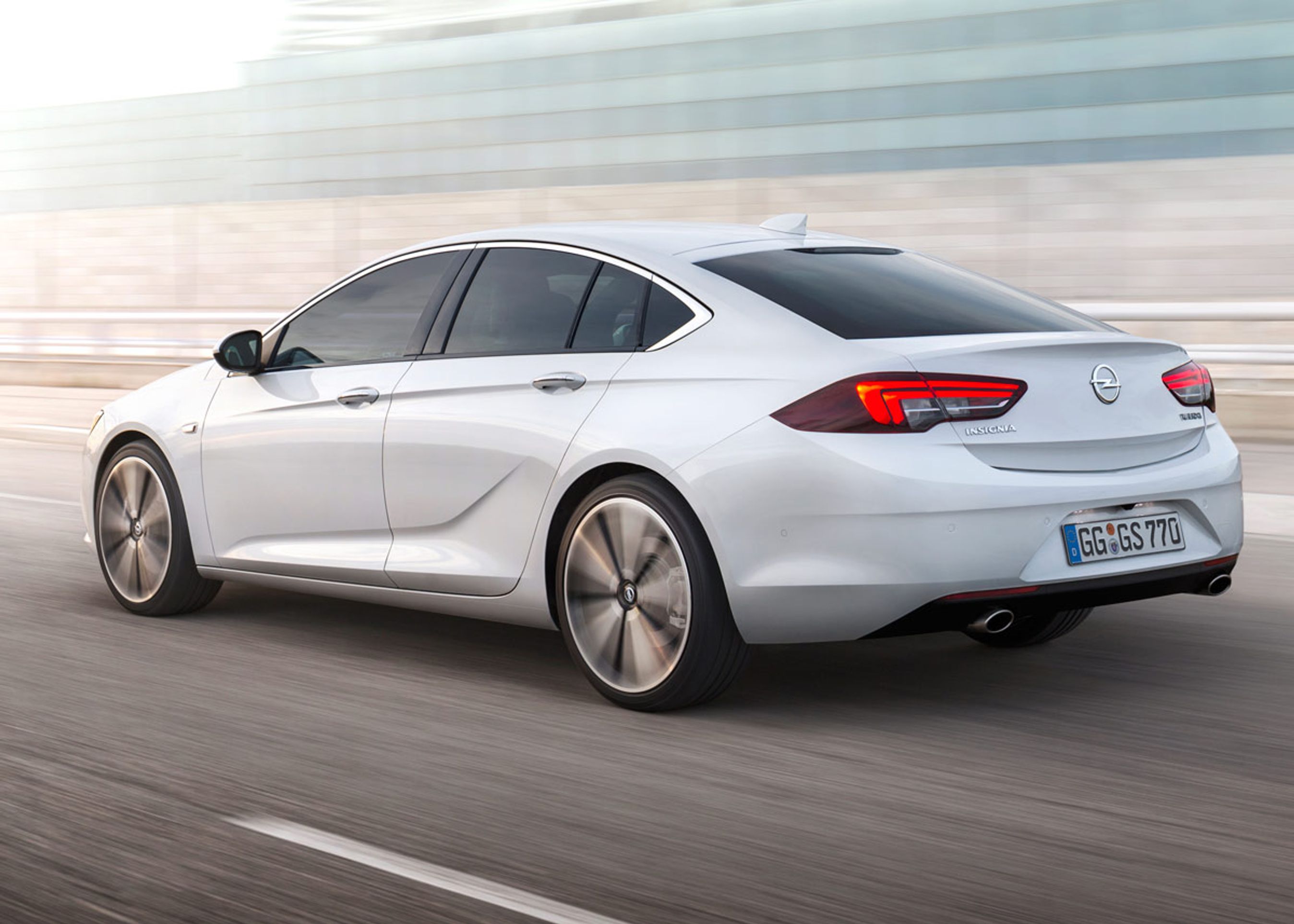 LED-baglygterne er flot integreret i bilens linjer og indeholde de typiske to Opel-vinkler.