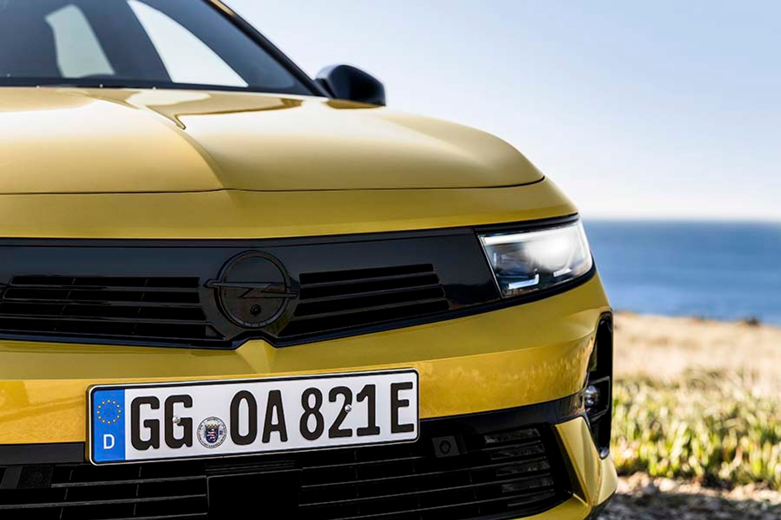 Forlygterne er altid af LED-typen, men de to bedst udstyrede versioner – GS-Line og Ultimate – har matrix-LED-forlygter som standard. De er udstyret med 168 separate pixels, der kan oplyse vejen uden at genere trafikken.