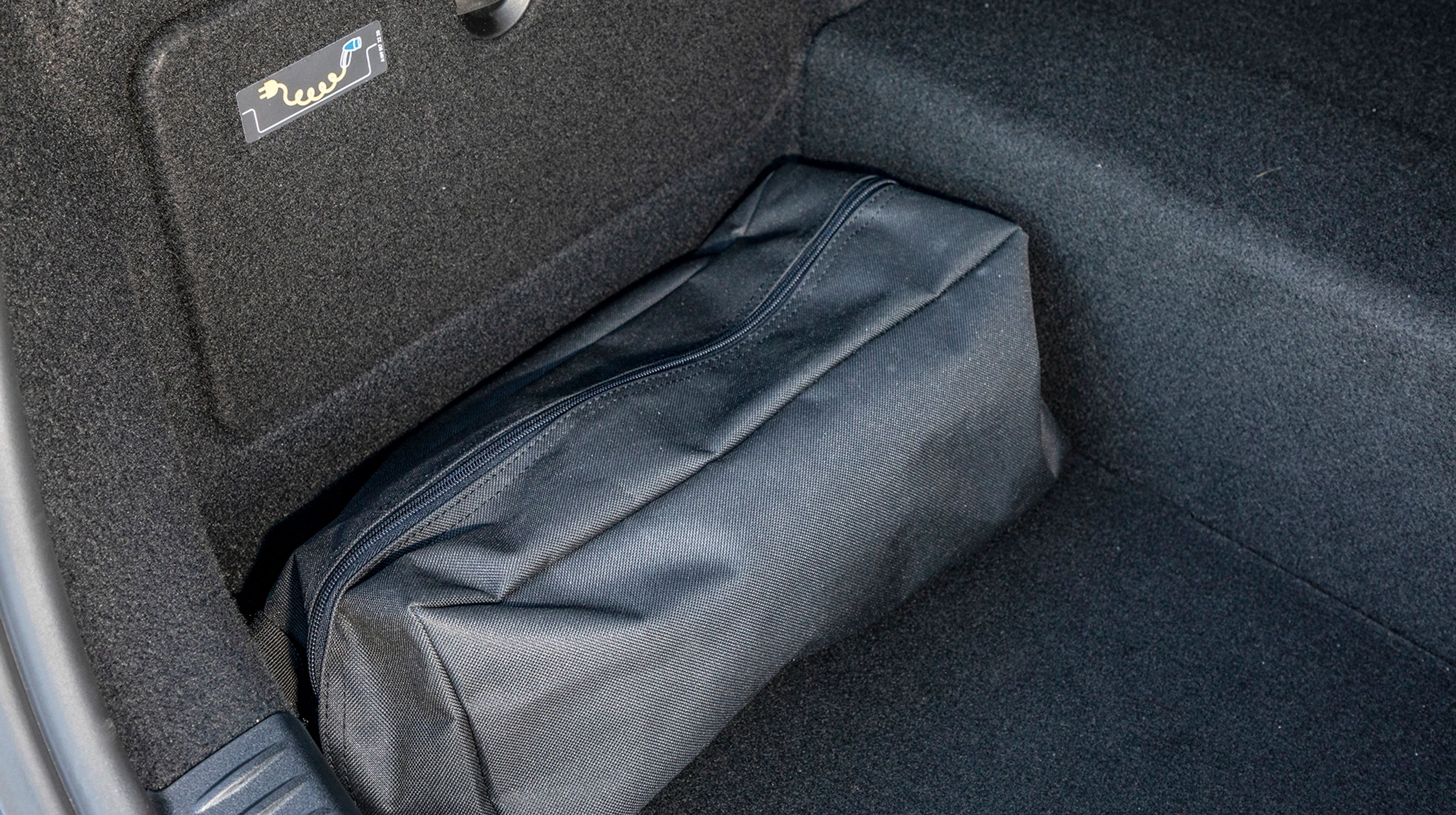 En lille taske til ladekabler kan placeres i siden af bagagerummet, men stjæler alligevel lidt plads.