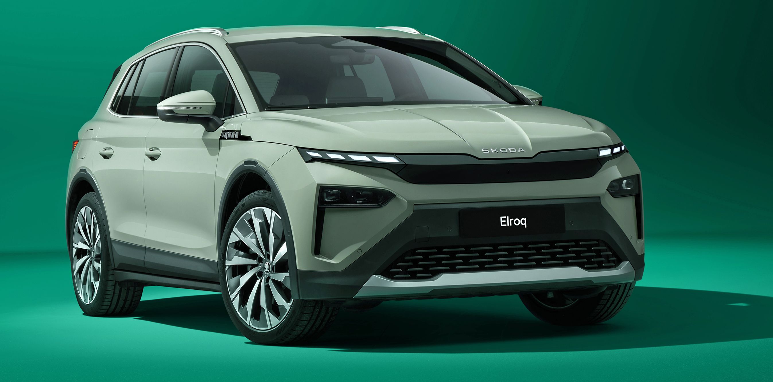 Skoda Elroq skråt forfra på grøn baggrund.