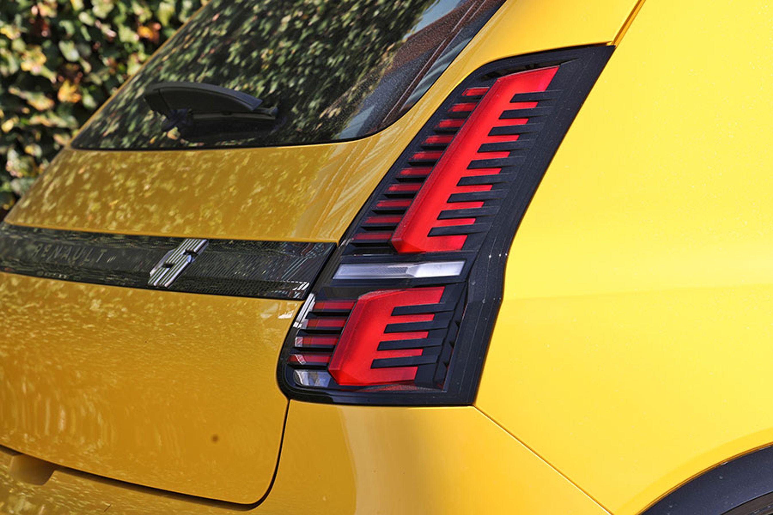 Baglygterne er udformet, så de sender hilsner til den klassiske Renault 5 fra 1970’erne. Man kan indstille lyskontakten, så der altid er lys i baglygterne.