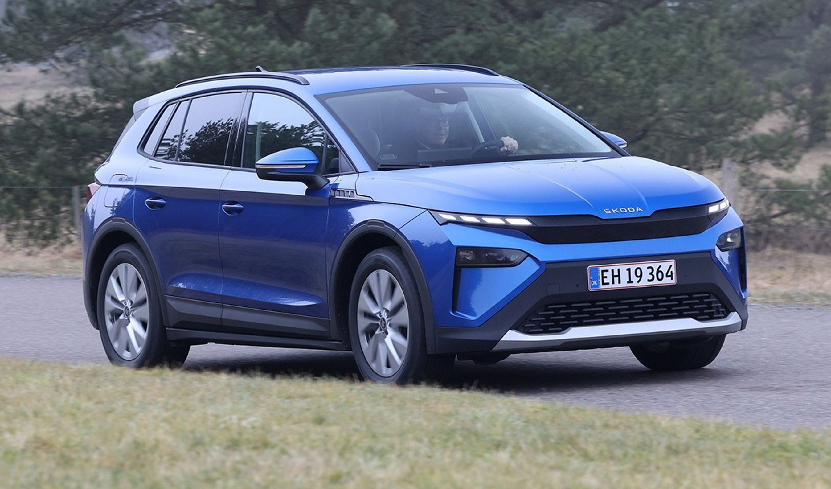 Blå Skoda Elroq kørende set skråt forfra.