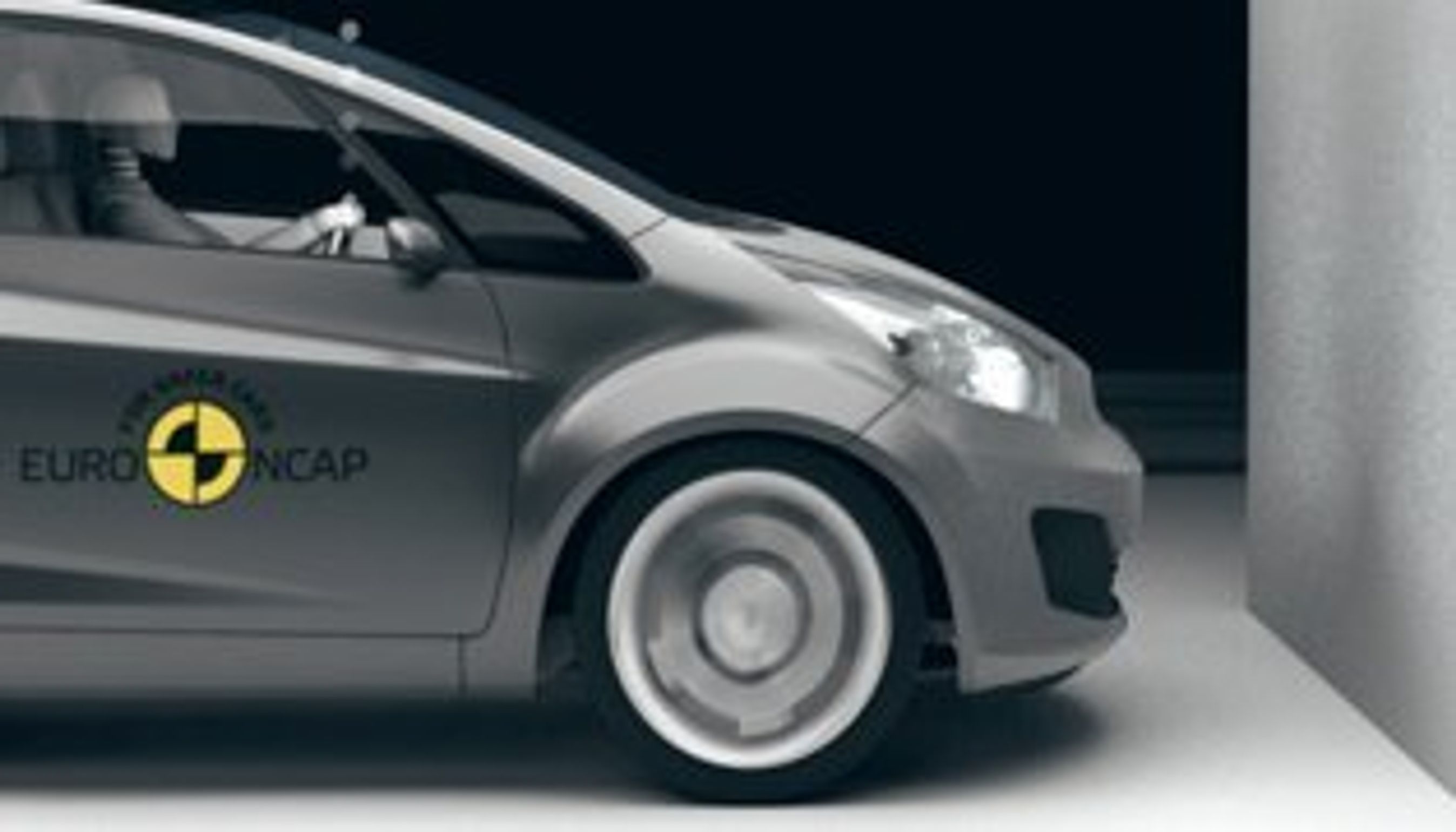 Fuld frontalkollision mod fast barriere